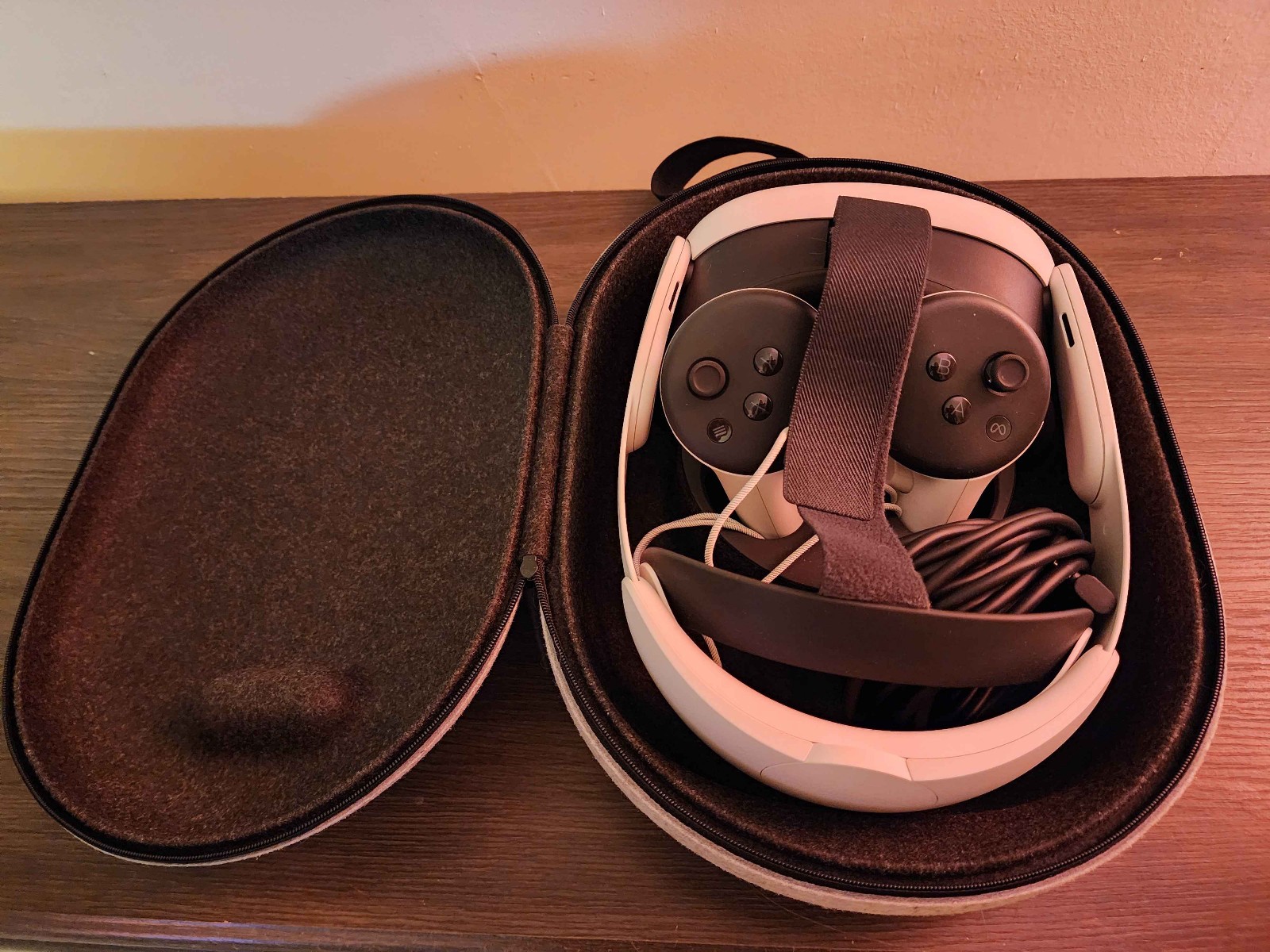 Meta Quest 3 512gb + Carrying Case + Elite Strap + Silicone Facial Interface