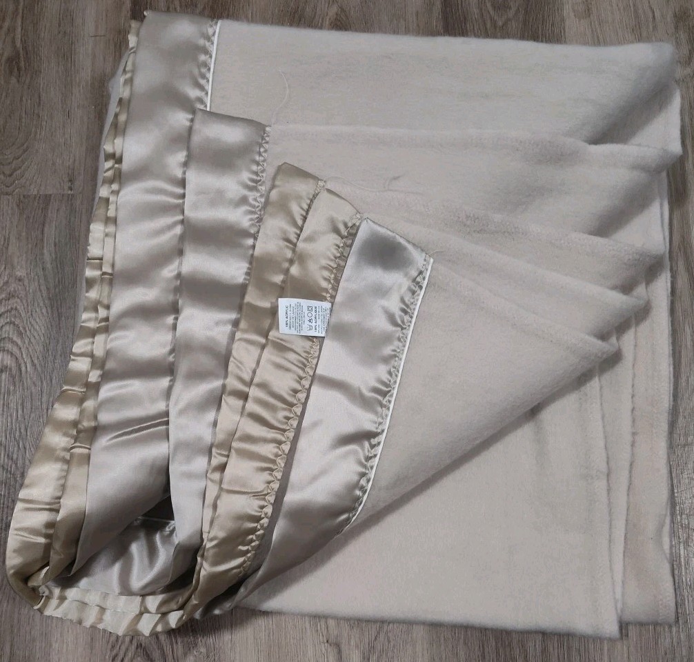 VTG JC Penney Fashion Manor  Queen Acrylic Blanket Satin Trim White Trim 88 x 88