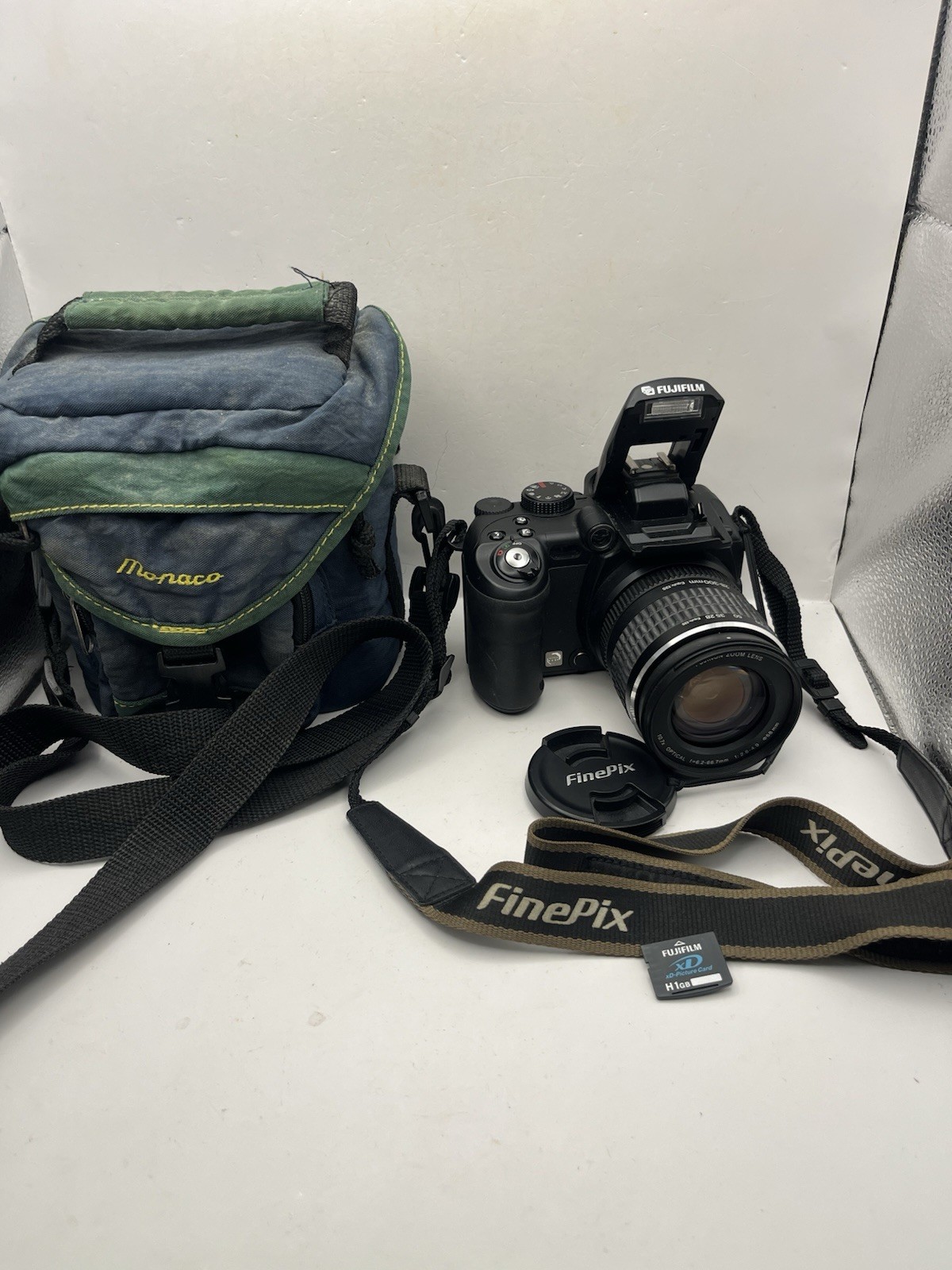 Fujifilm FinePix S9500 9MP Digital Camera 28-300mm 10.7x Zoom + 1GB xD Card Bag