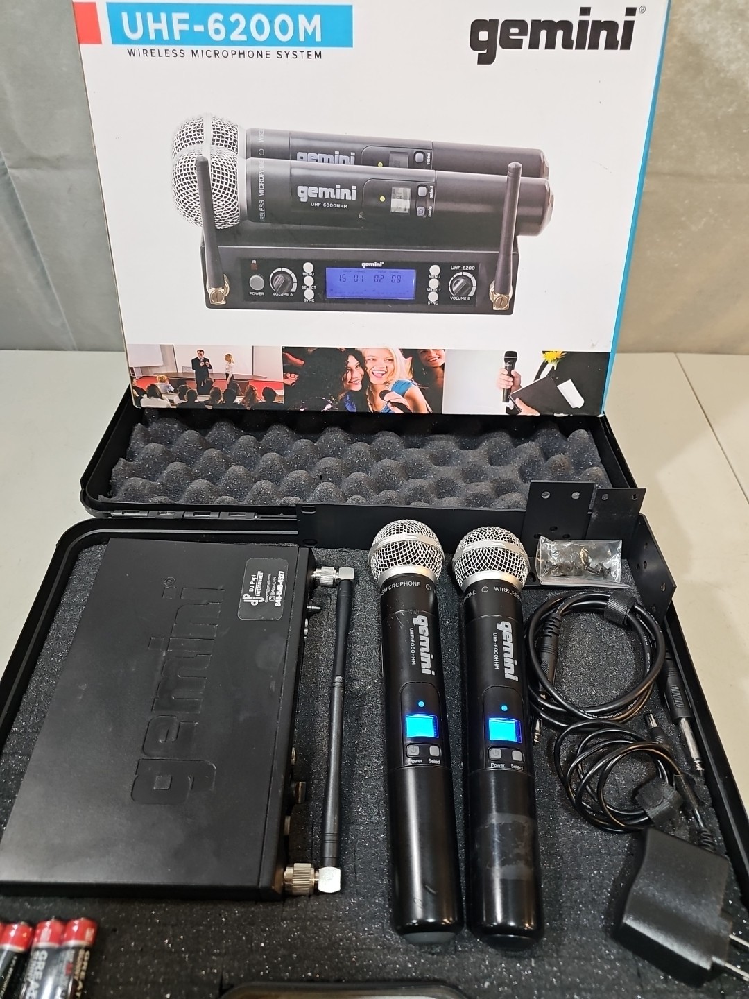 Gemini UHF-6200M UHF Dual Handheld system W/Protective Travel Case! Hardly Used!