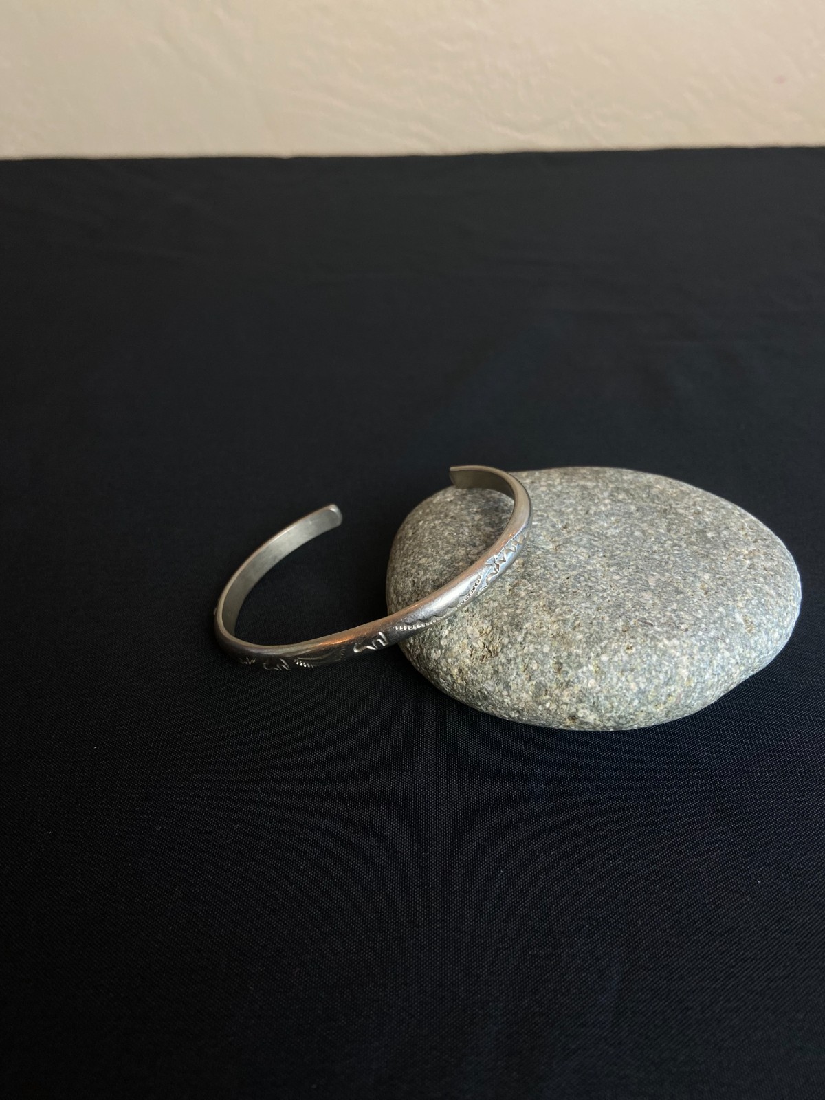 Gorgeous Vintage Native Navajo Sterling Silver 925 Bears Pattern Cuff Bracelet