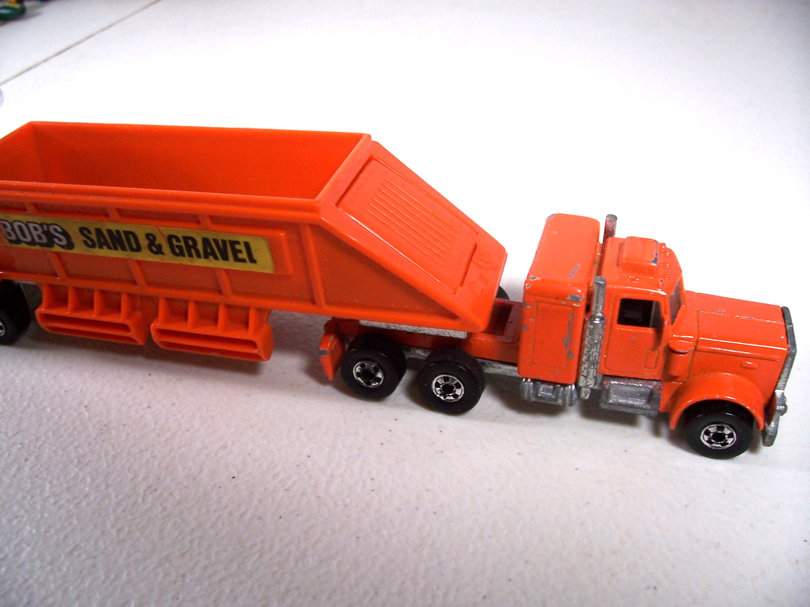 VINTAGE HOT WHEEL STEERING RIG BOBS SAND & GRAVEL 1980 1:64 SEMI PETERBILT TRUCK