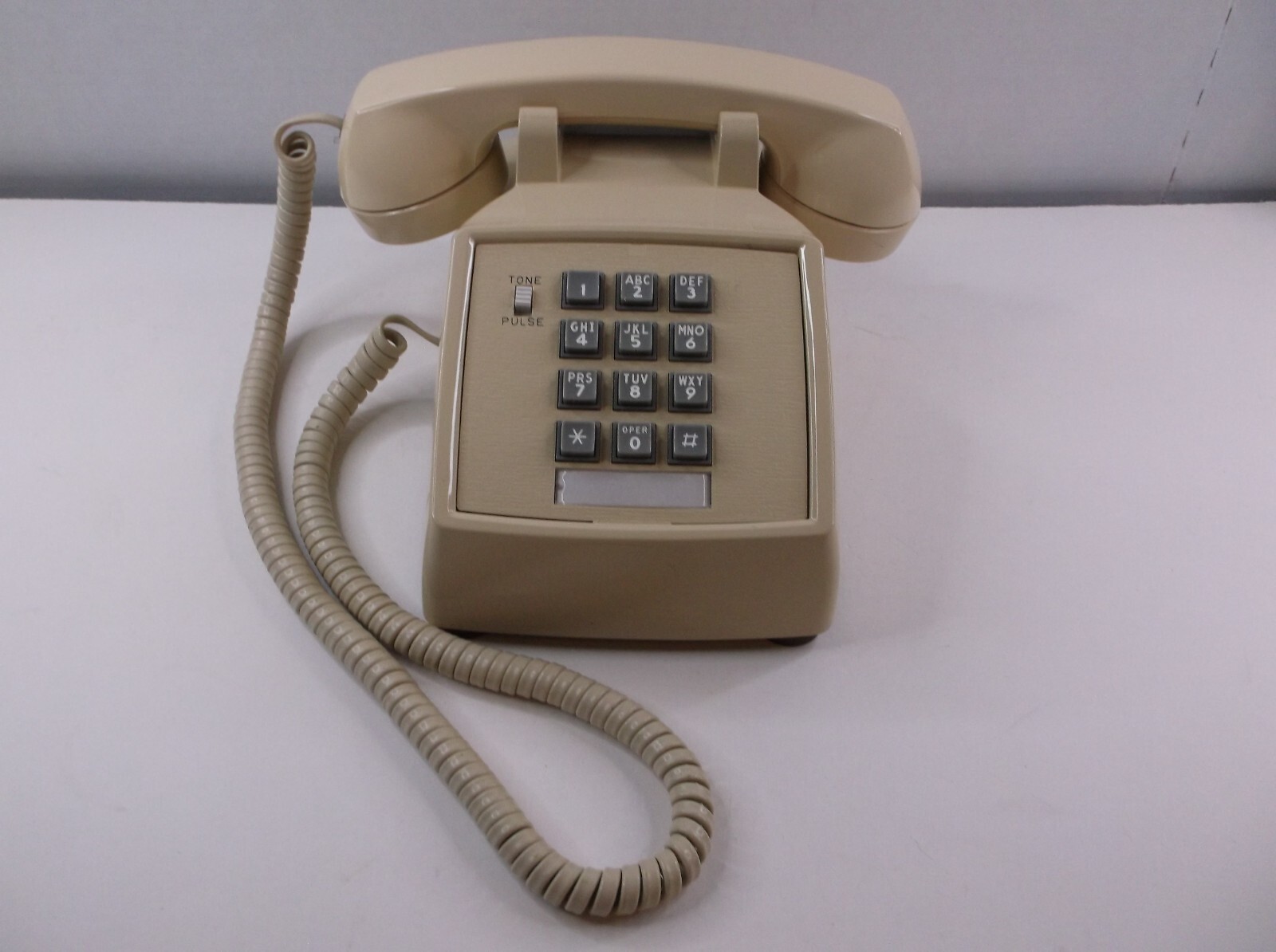 Vtg. GTE Touch Tone Push Button Telephone Desk Phone E100493 Hearing Volume Dial