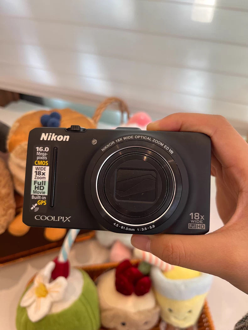 Nikon COOLPIX S9300 Digital Camera 16MP 18x Optical Zoom with Accessories GPS