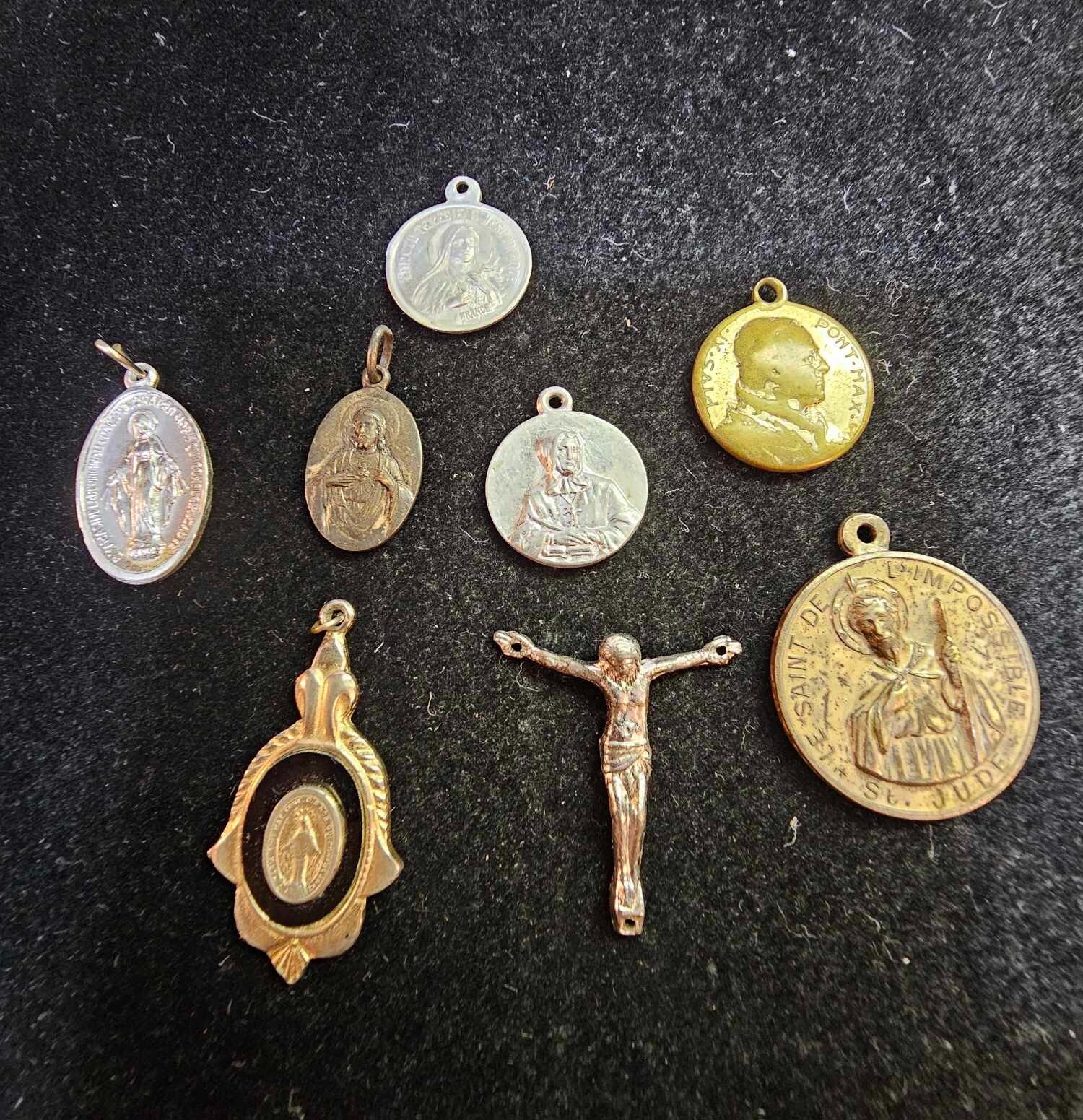 Lot of 8- Silvertone / Metal Medal /Pendant Jesus Mary & Child St jude - B41