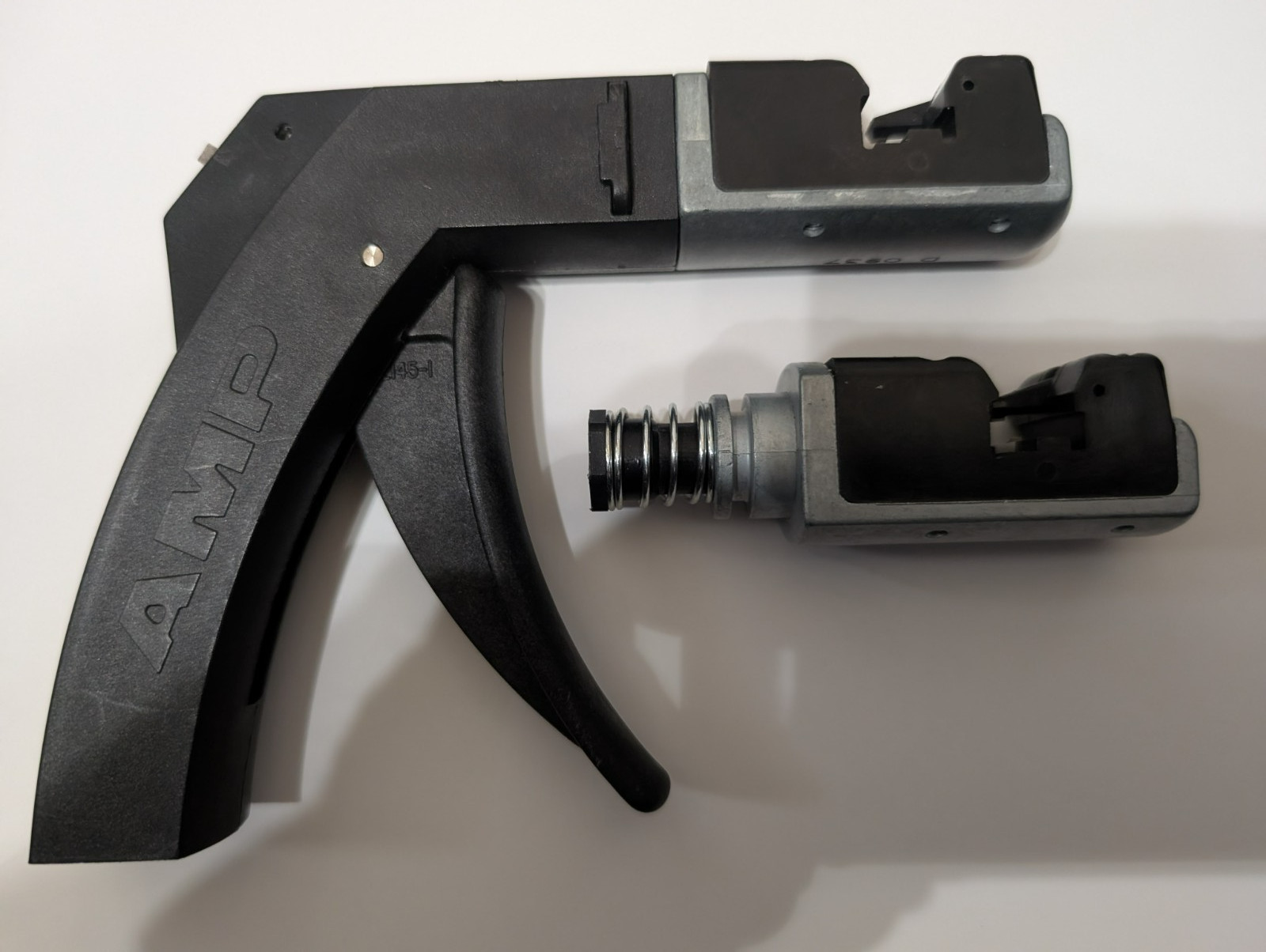 AMP 58074-1 HAND CRIMP TOOL & 2 58246-1 TERMINATING HEAD FOR IDC CONNECTOR TYCO