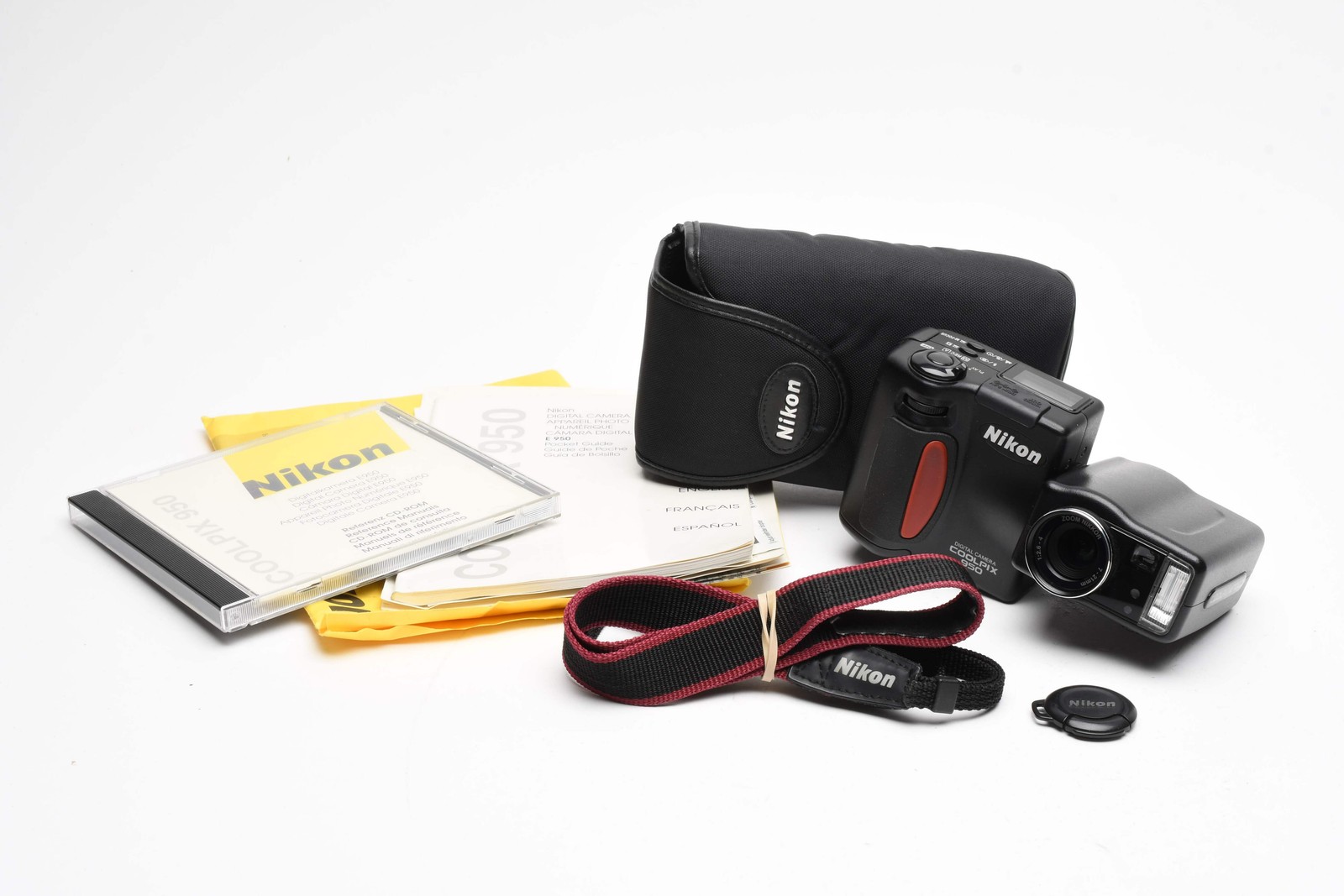 Nikon Coolpix 950 Digital Point&Shoot 3.2MP camera, case, works, *Read