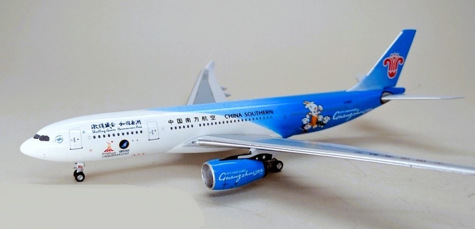 Aeroclassics ACCSN0716 China Southern Airbus A330-200 B-6057 Diecast 1/400 Model