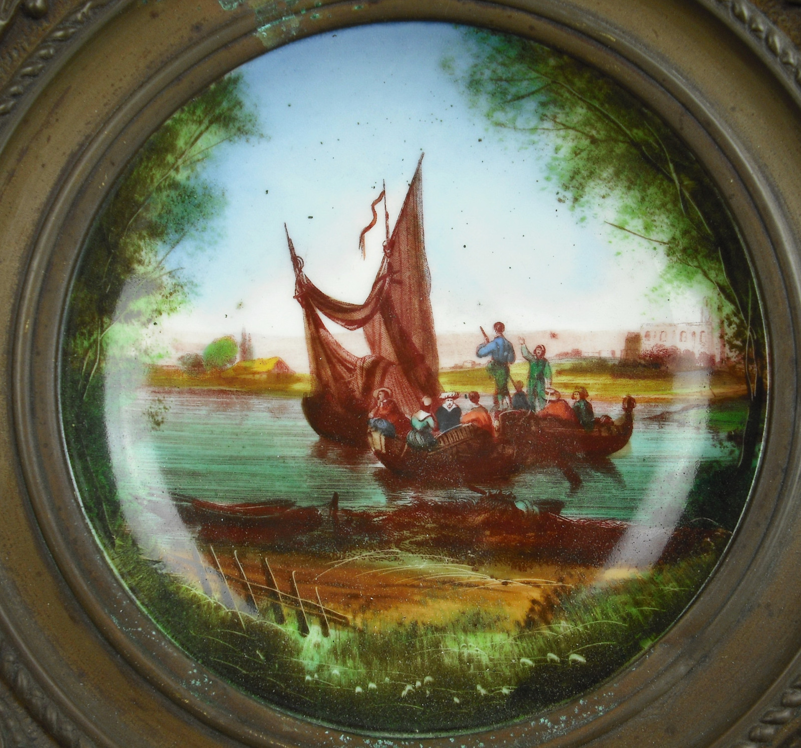 Assiette murale en porcelaine de Paris encadré de cuivre c1900 au Bon Marché