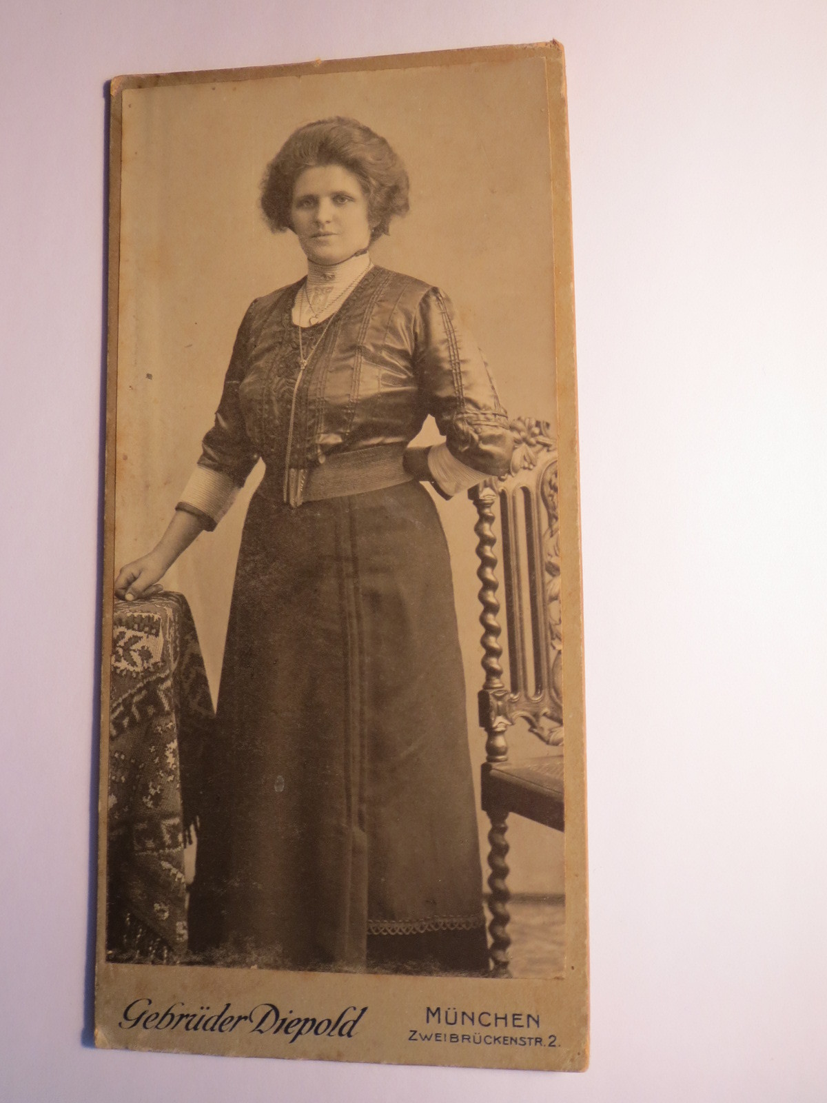 Munich - standing young woman - backdrop / KAB