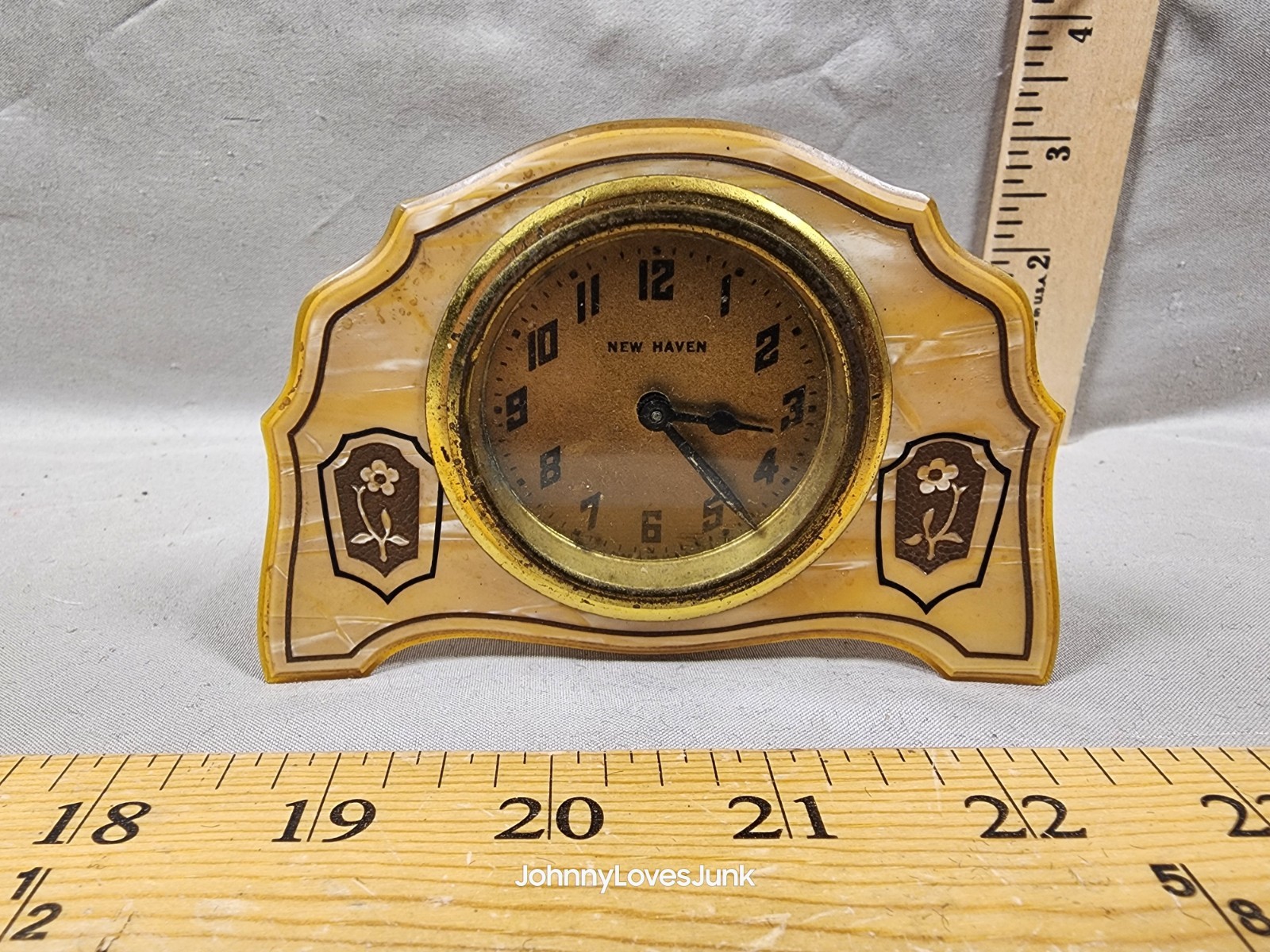 Antique 30's Bakelight Vanity Desk Wind Up Clock Winds Runs Works Keeps Time 