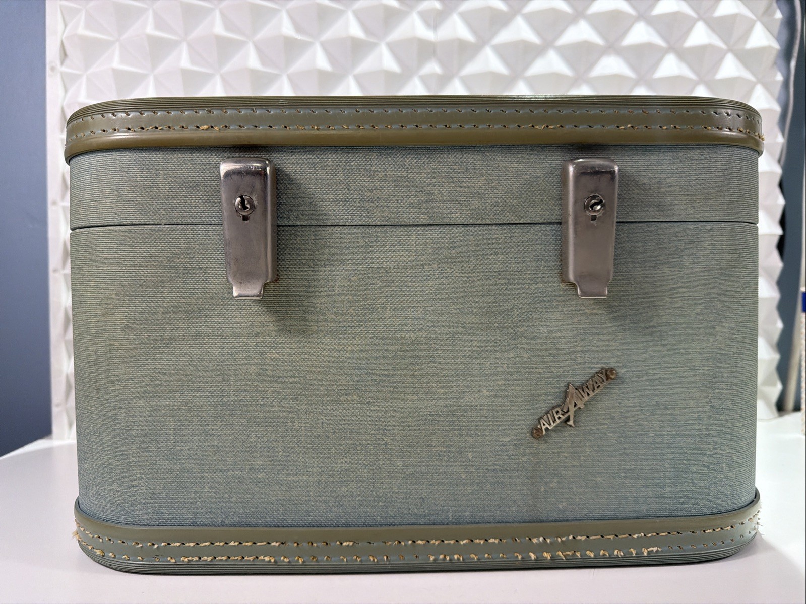 VTG AIR WAY LUGGAGE TRAIN MAKEUP CASE BLUE NO KEY