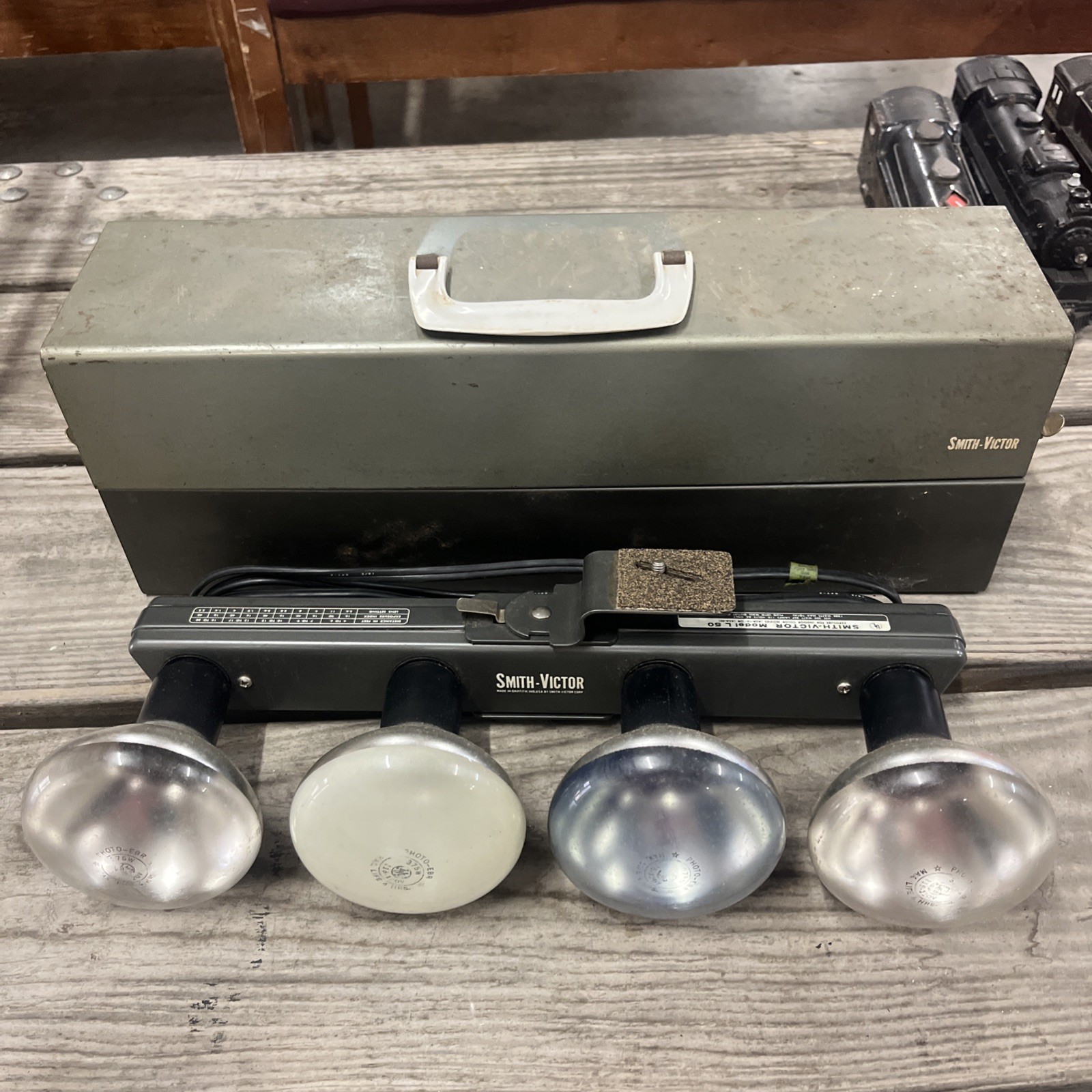 Smith-Victor Model L50 300W Light Bar, Case 4 Bulbs