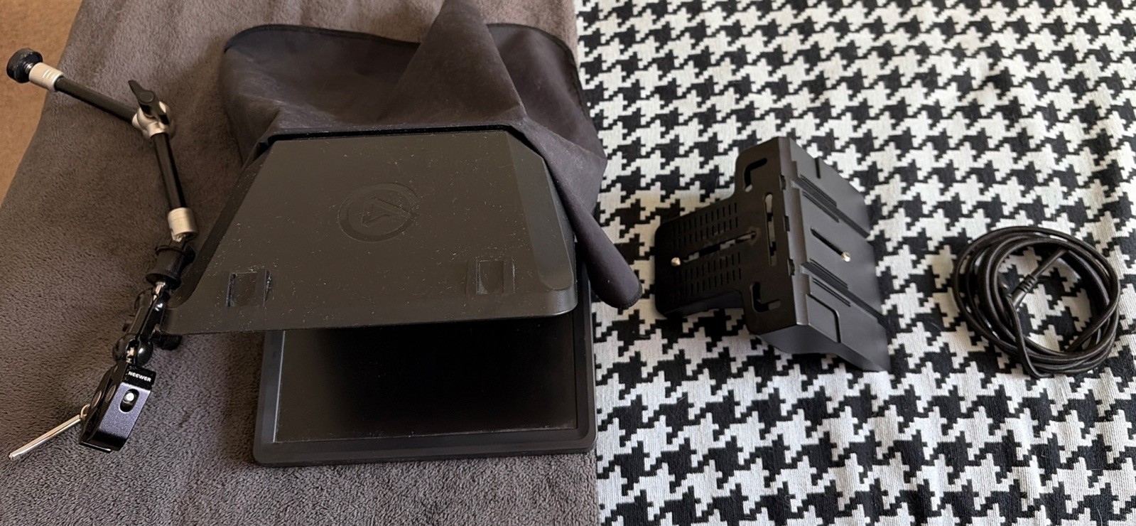 Elgato Prompter Teleprompter –  Arm, Clamp, Cable Included – Good Condition