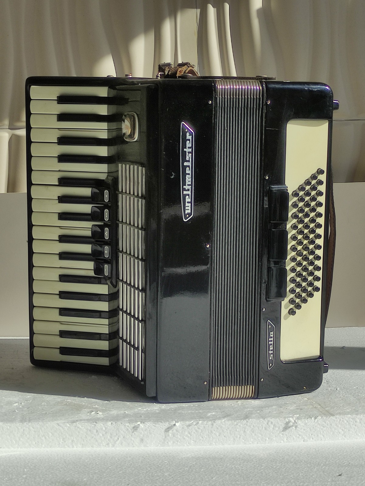Piano accordion akkordeon WELTMEISTER STELLA 60  bass