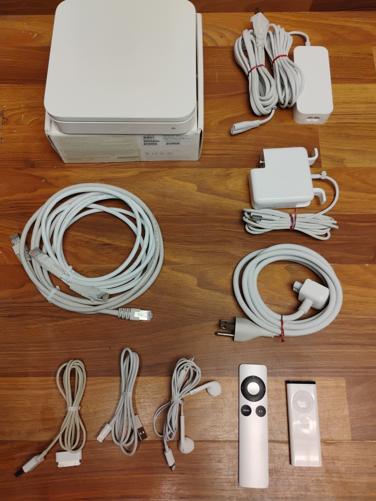 Lot of Mixed Assorted Apple Products Chargers, Cables, Earbuds, Etc All UNTESTED