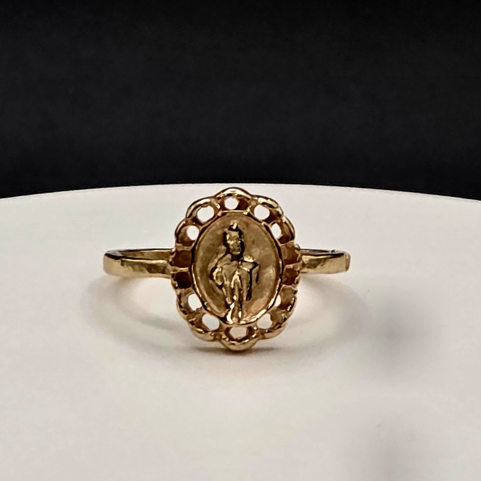Miraculous Medal Lady of Guadalupe Virgin Mary Ring Size 6 Gold Tone Scalloped