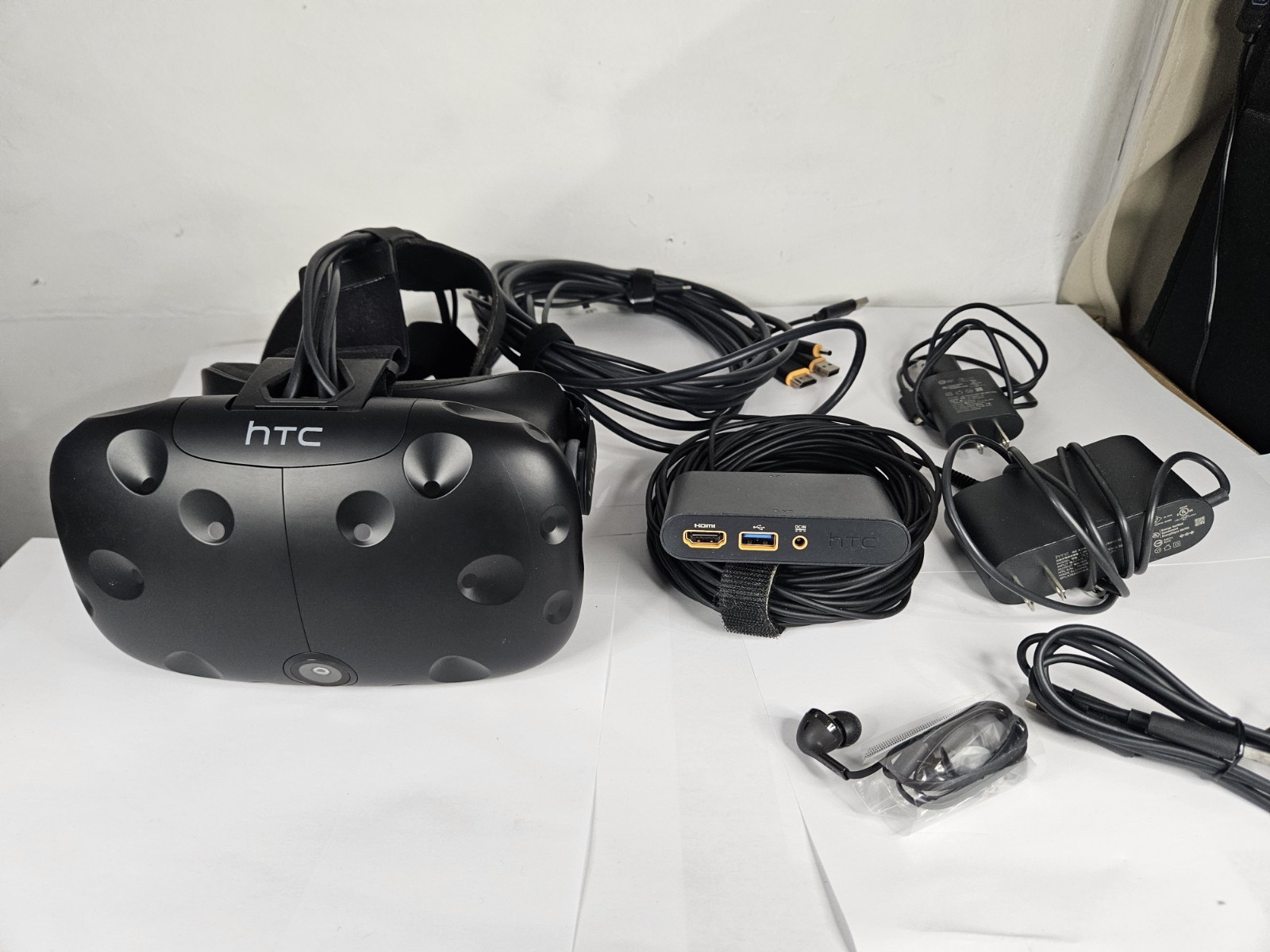 HTC Vive VR Headset w/ Link Box And Cables & Original Box Tested & Working