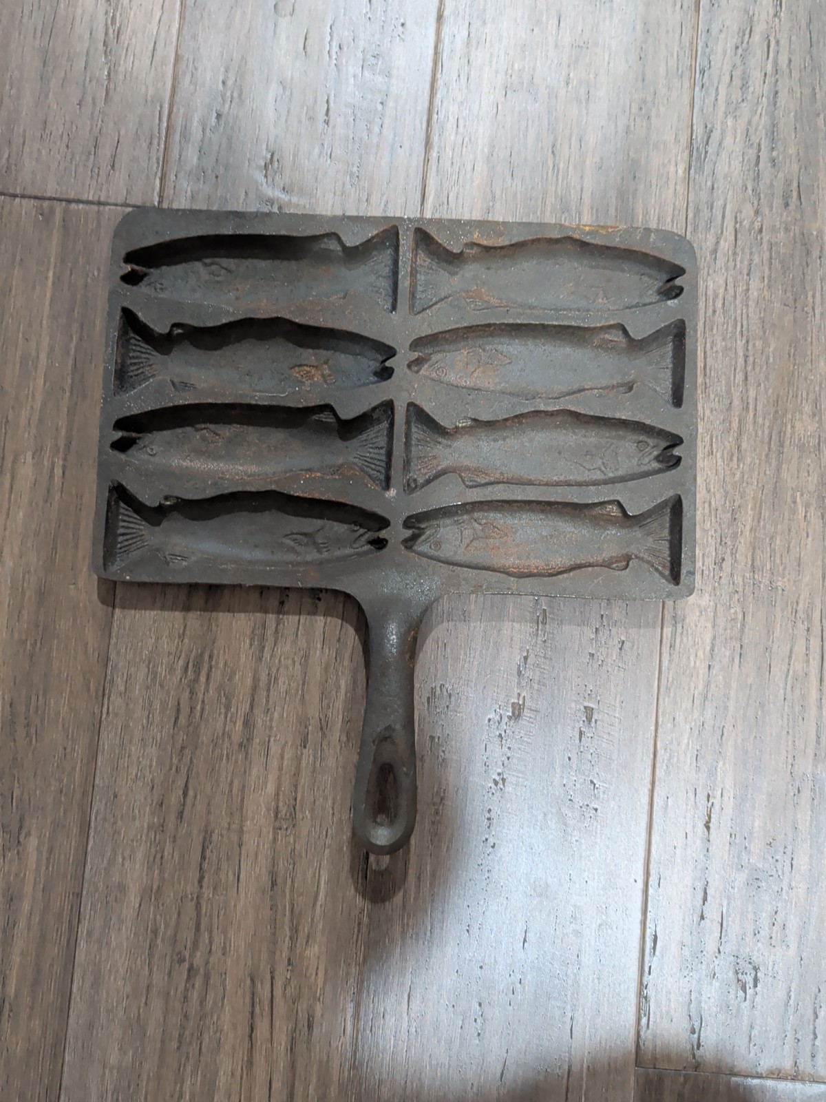 Vintage Cast Iron Fish Pan Corn Bread Skillet 8 salmon shaped compartments