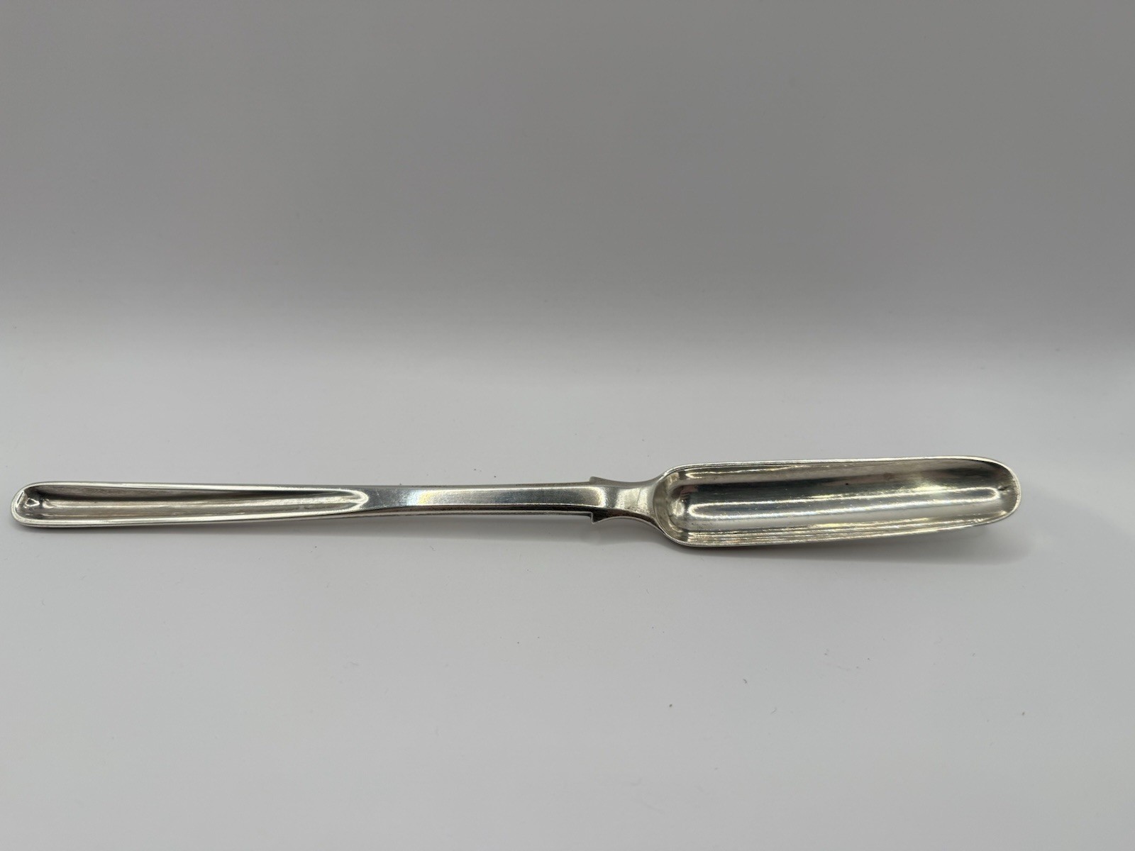 An Antique George IV silver marrow scoop, William Chawner, London 1824. 63g.
