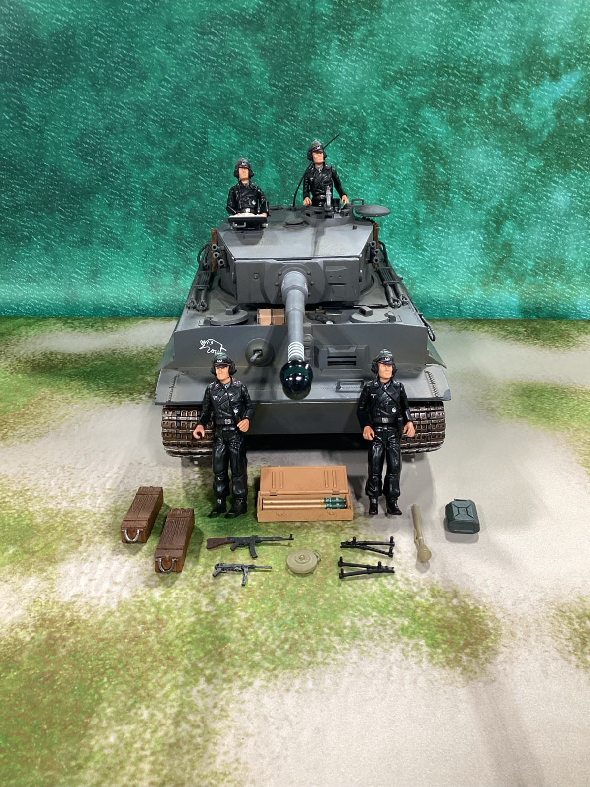 21st Century Ultimate Soldier German Tiger w/ SS crew Die-cast TOYS 1:18 PV33261