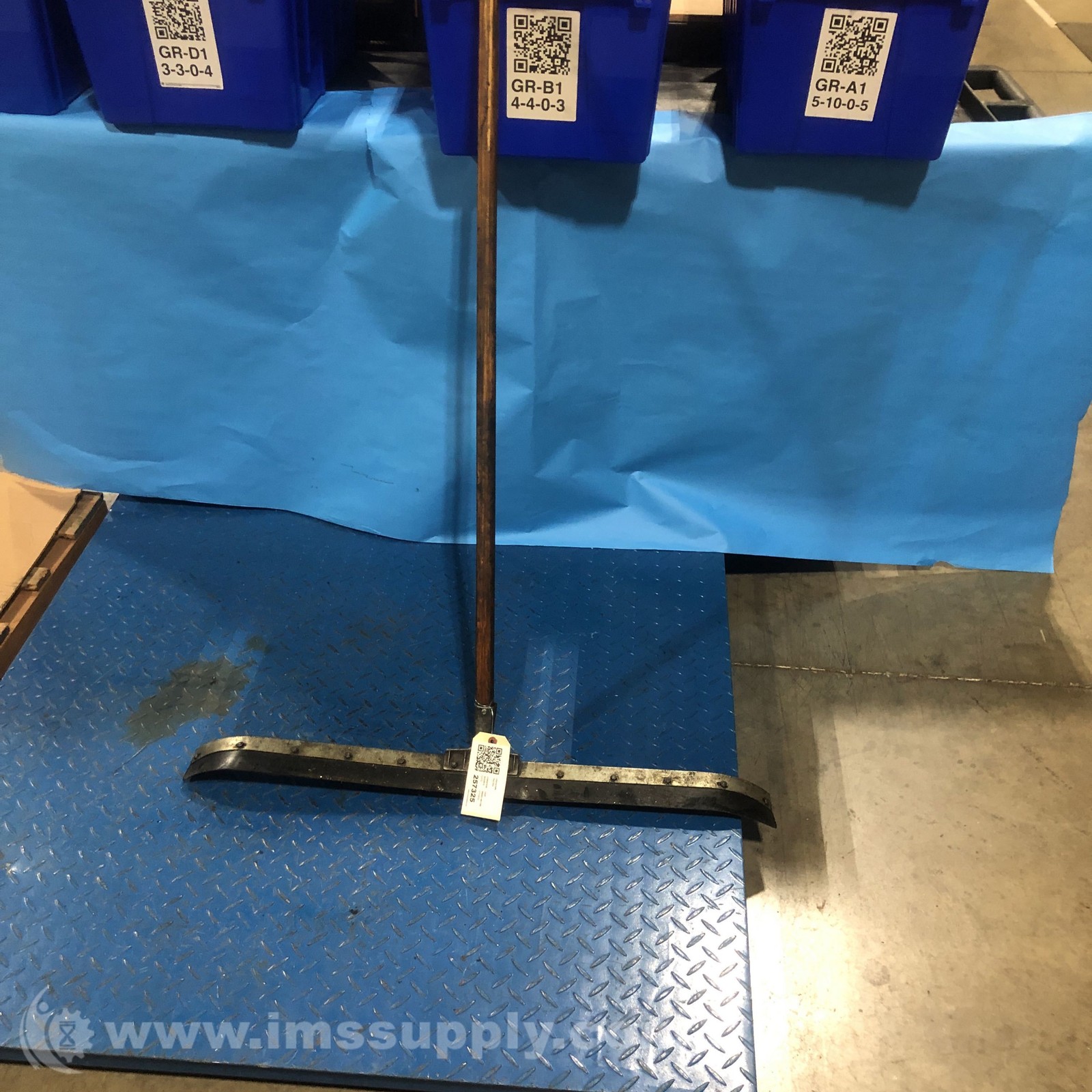 Squeegee with Wood Handle USIP