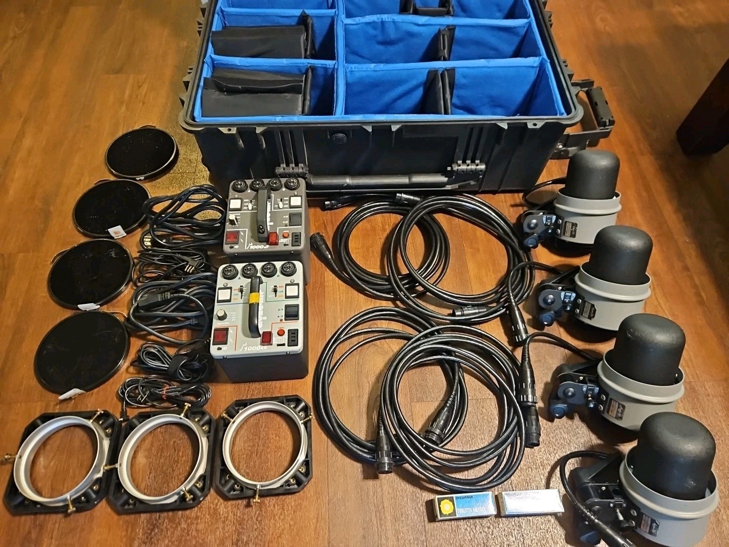 dynalite 1000wi & 1000xr Power pack & 4 x 4040 Flash Heads 1650 Pelican Case Kit