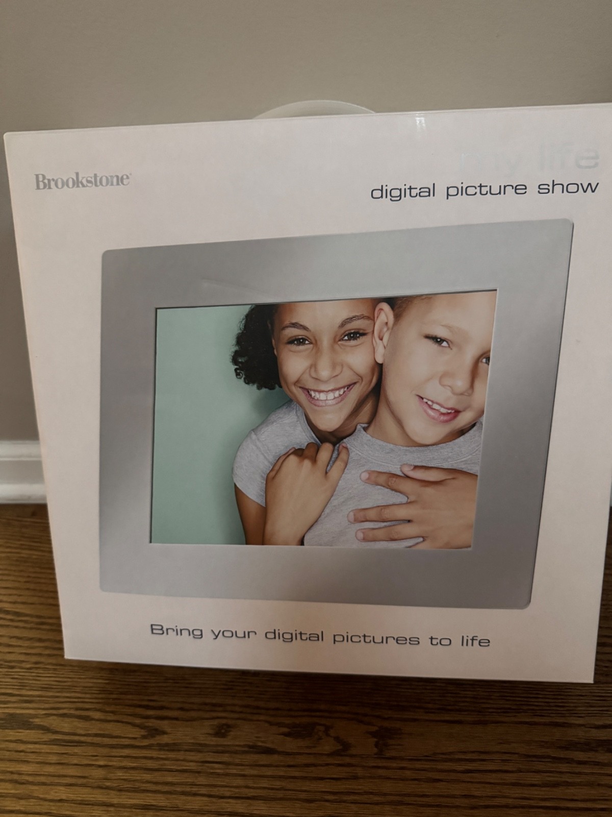 Brookstone My Life 10" Digital Picture Show Frame, brushed aluminum finish, New