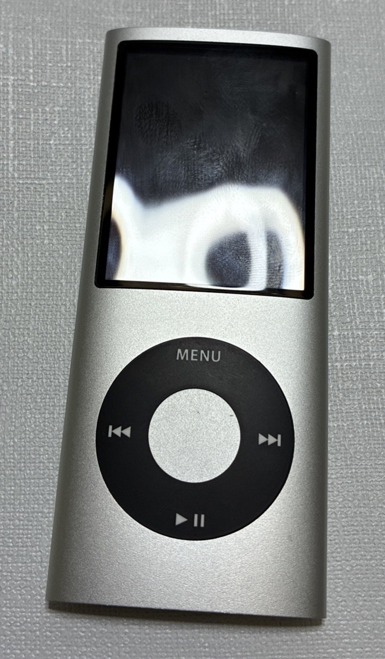 Apple iPod Nano 4th Generation 8GB (A1285) Silver AS IS - BAD BATTERY