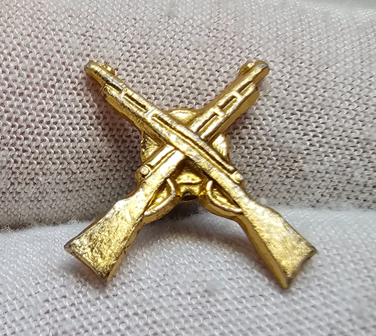 Soviet Paramilitary Guard Officer badge from the USSR 1970s with Crossed Rifles