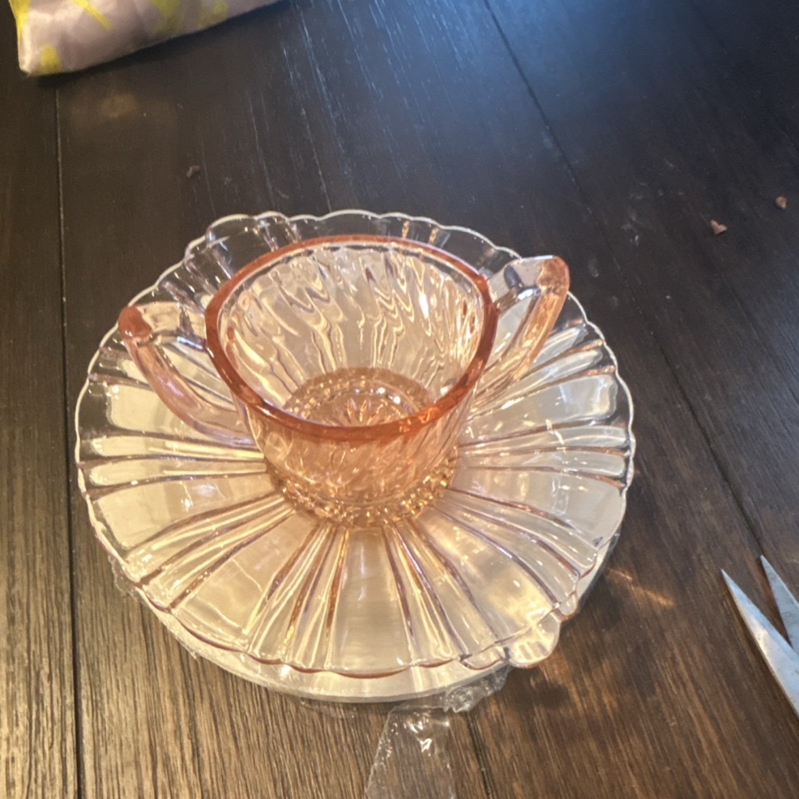 Pink Glass Creamer and Plate Set, Glossy Round, 2-Piece Decorative Collection