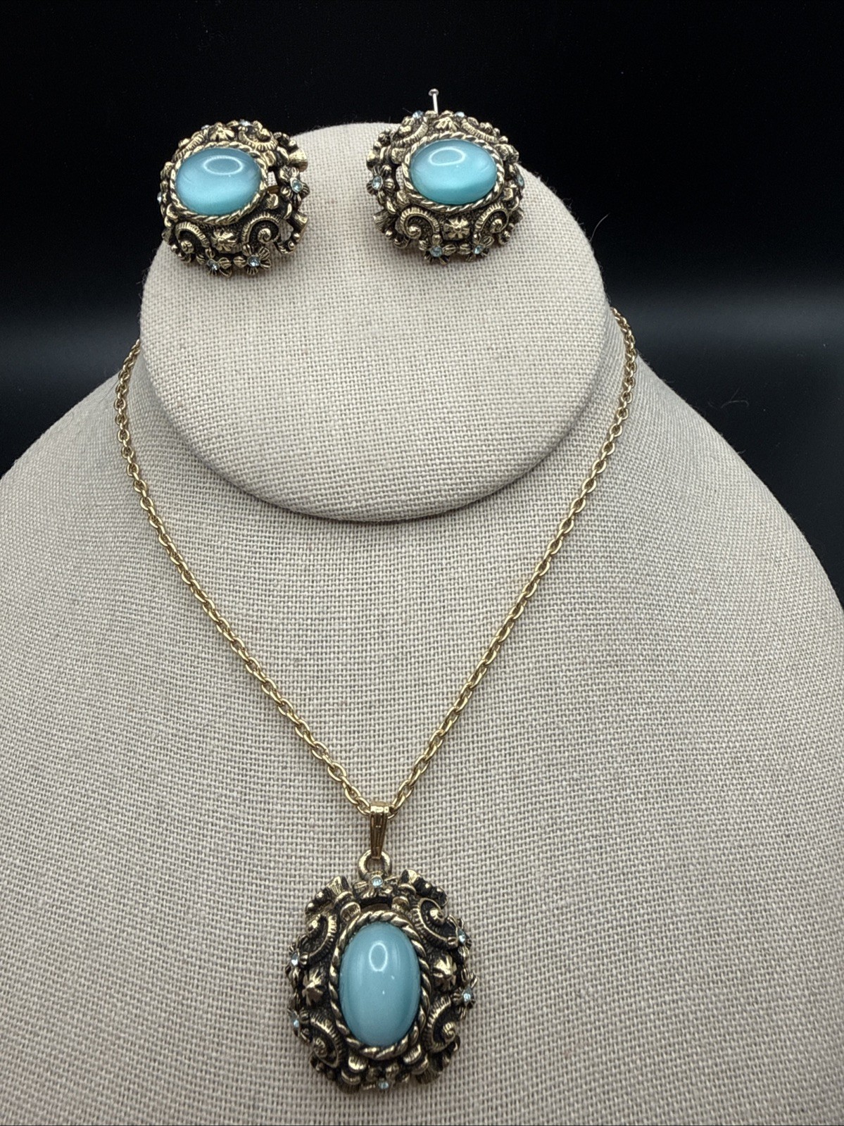 VINTAGE 1971 *SARAH COVENTRY* "CZARINA" AQUA BLUE NECKLACE & CLIP EARRINGS SET