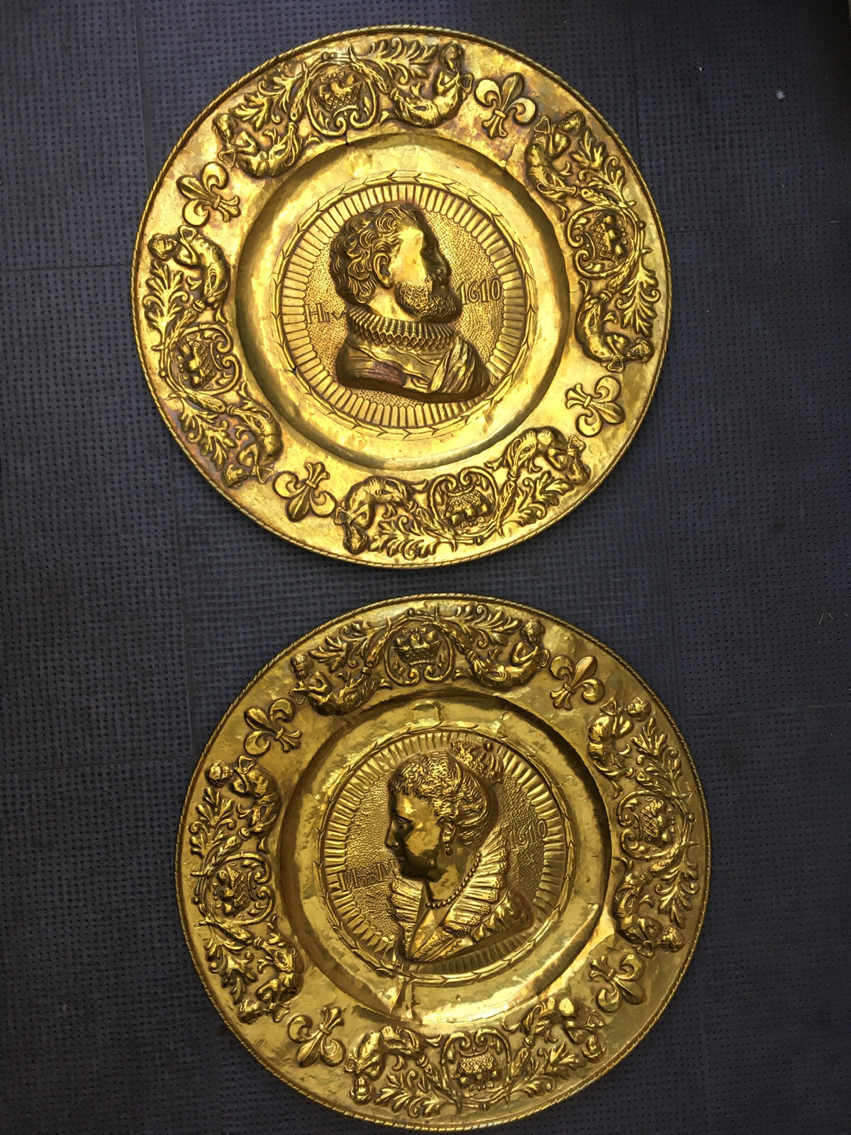 Très Beau Lot 2 Plateau XIXe Cuivre Laiton Repoussé Sculpté Henry IV Aumonier