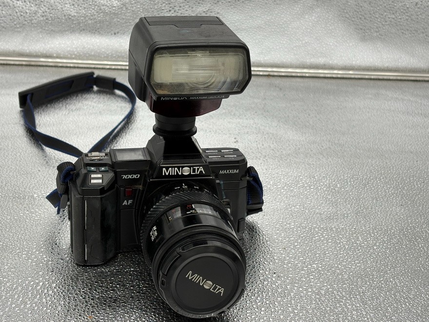 VINTAGE MINOLTA 35 mm CAMERA 7000 MAXXUM with FLASH UNTESTED