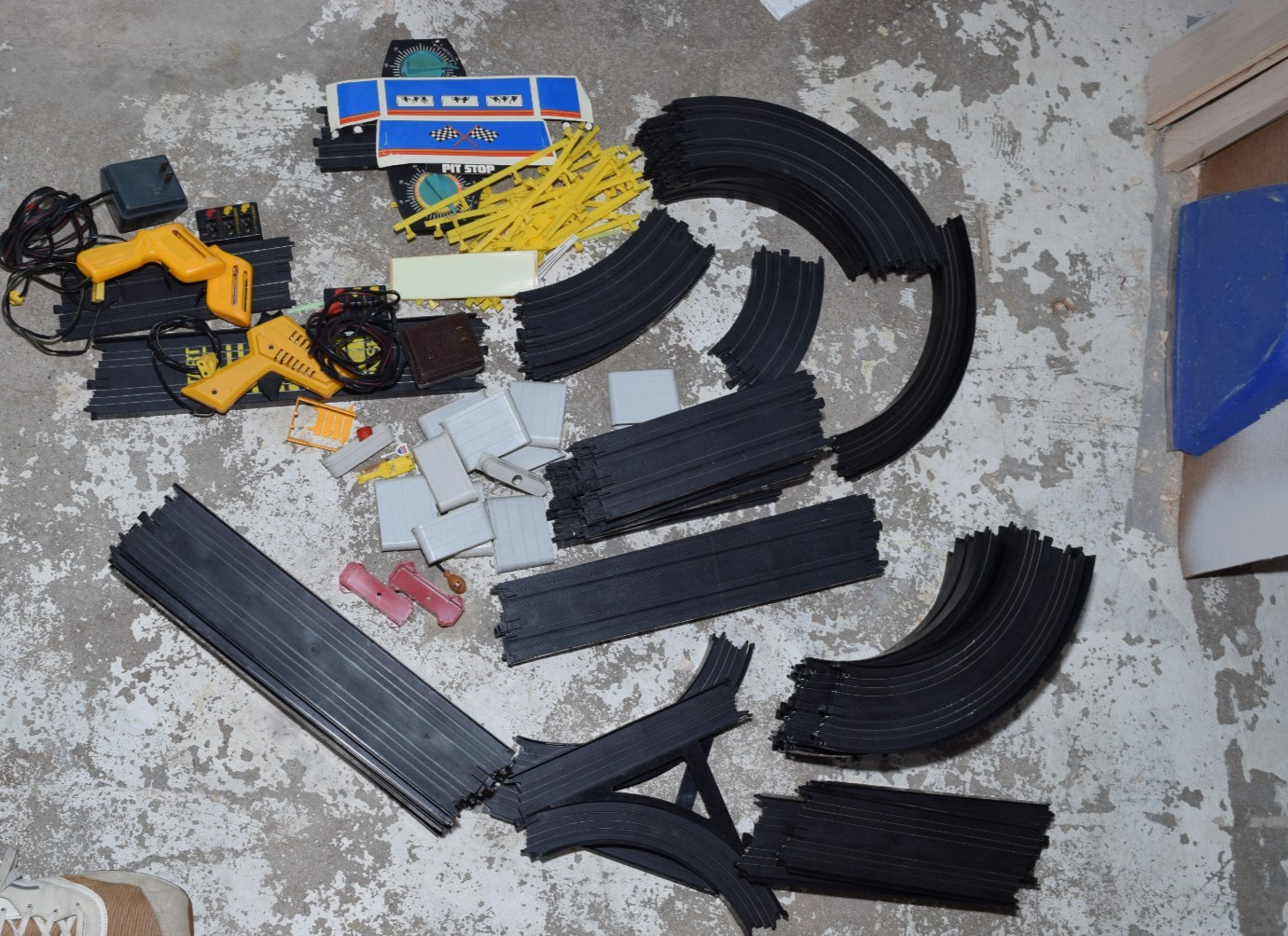 Tyco HO Slot Car Track Lot 100+ Pieces Controllers Track Inv 5367