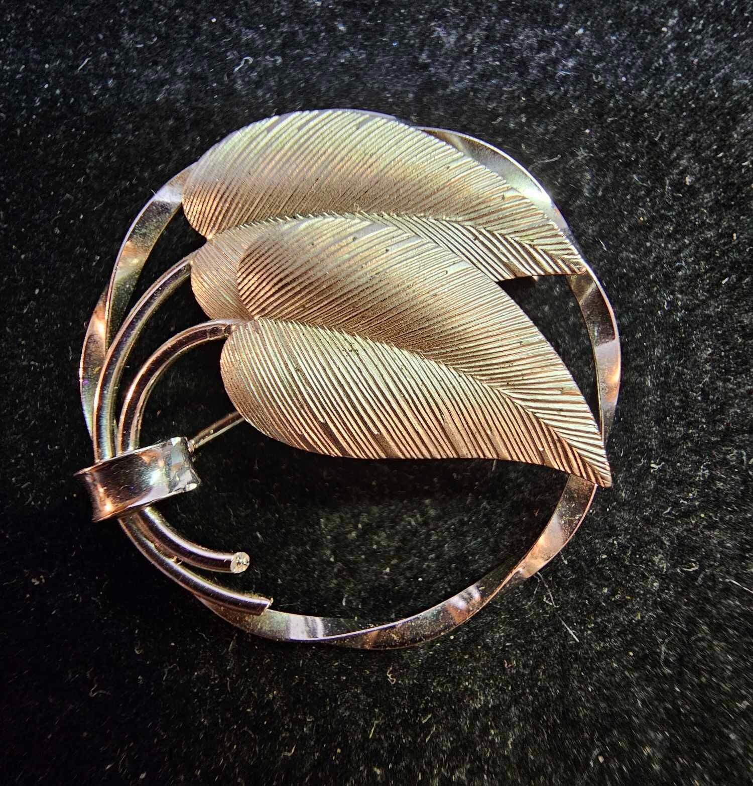 C.R. Co. Vintage Sterling Silver twisted Round Circle w/ Leaf Brooch- B41