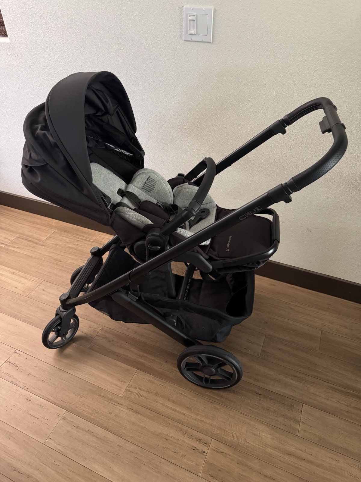 UPPAbaby Cruz V3 Stroller Jake Charcoal Black very excellent condition