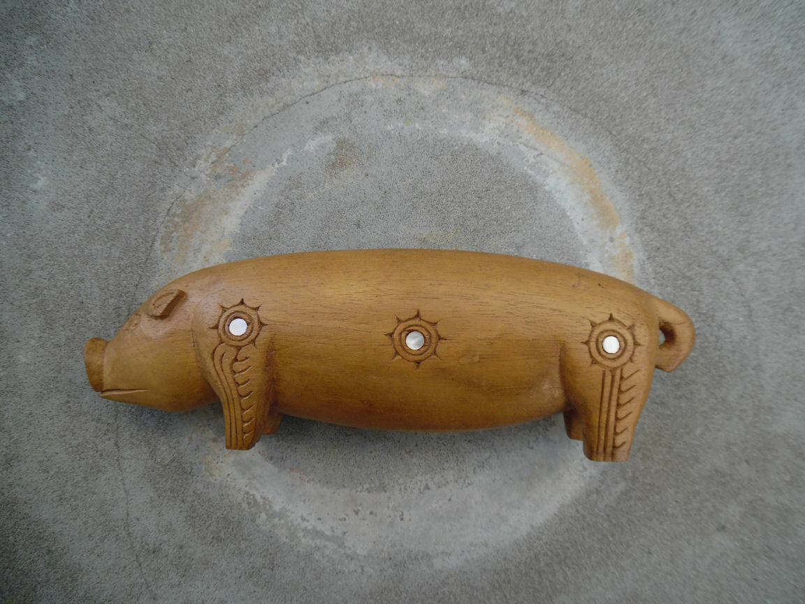 VINTAGE CARVED WOOD FIGURE PIG MASSIM TROBRIAND ISLANDS WITH TRIBAL SHELL INLAYS