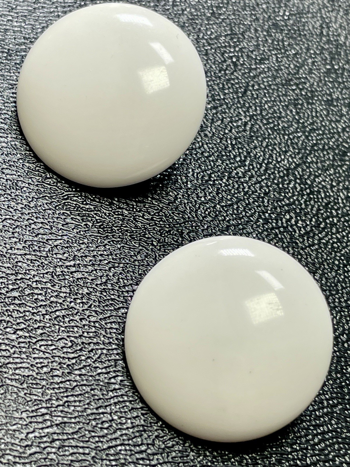 Vintage 1” Round White Lucite Retro Clip Earrings