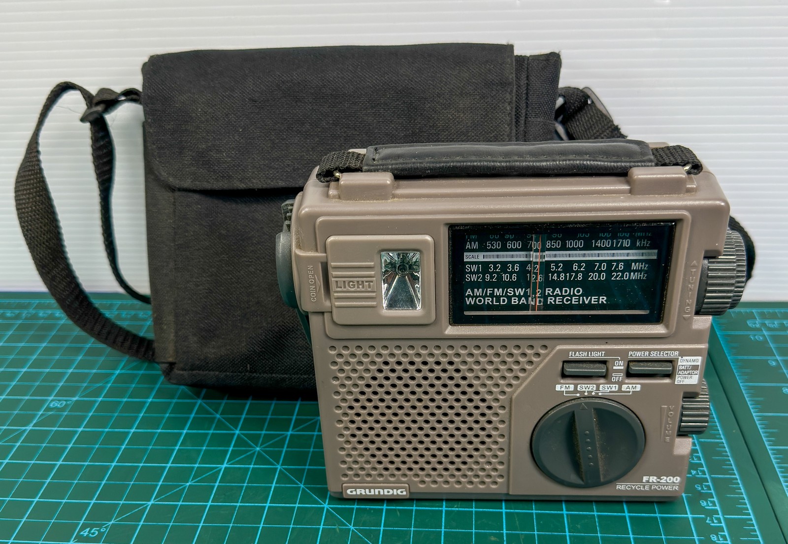 Grundig FR-200 AM/FM SW1,2 World Band Receiver Crank Power Radio WORKS READ DISC