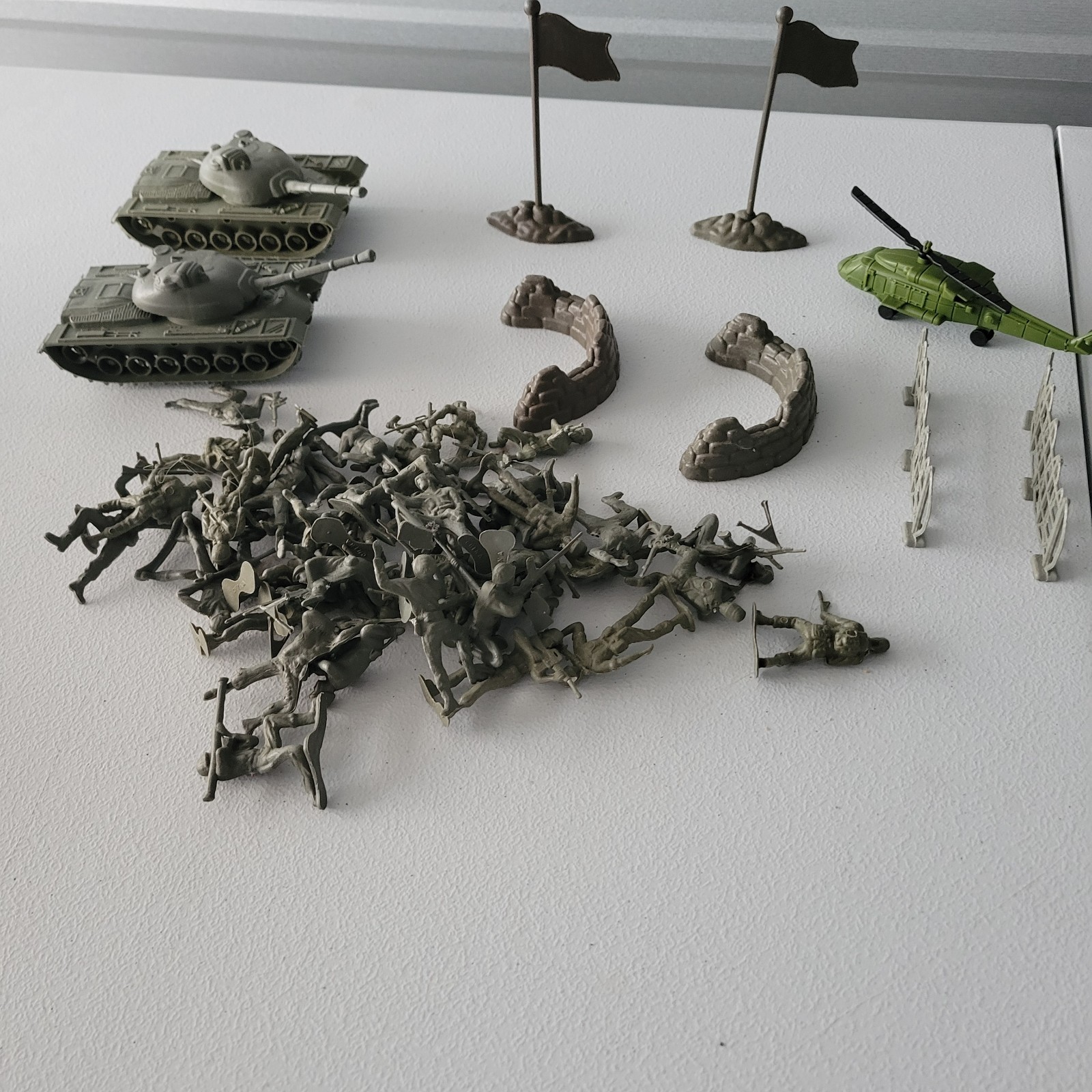 Plastic Toy Soldier Army Set with Tanks, Helicopter, Flags, Barriers