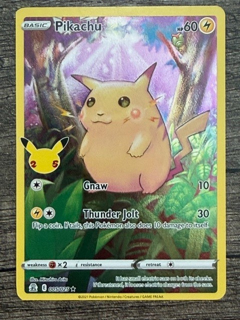 POKEMON FULL ART PIKACHU 005/025 RARE CELEBRATIONS 2021 LP-NM + ARCEUS SLEEVE