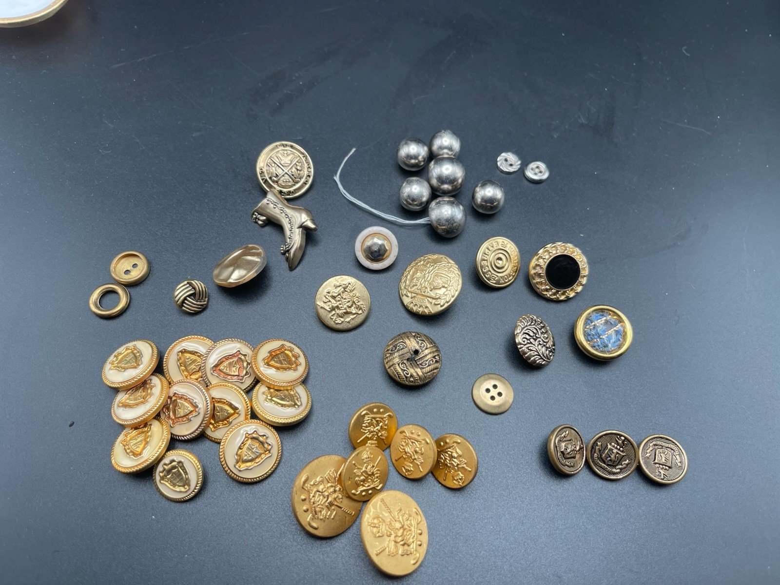 🔥VTG 43 Old Buttons Crest Shields Metal,Plastic Gold Silver Tones Gaunt London