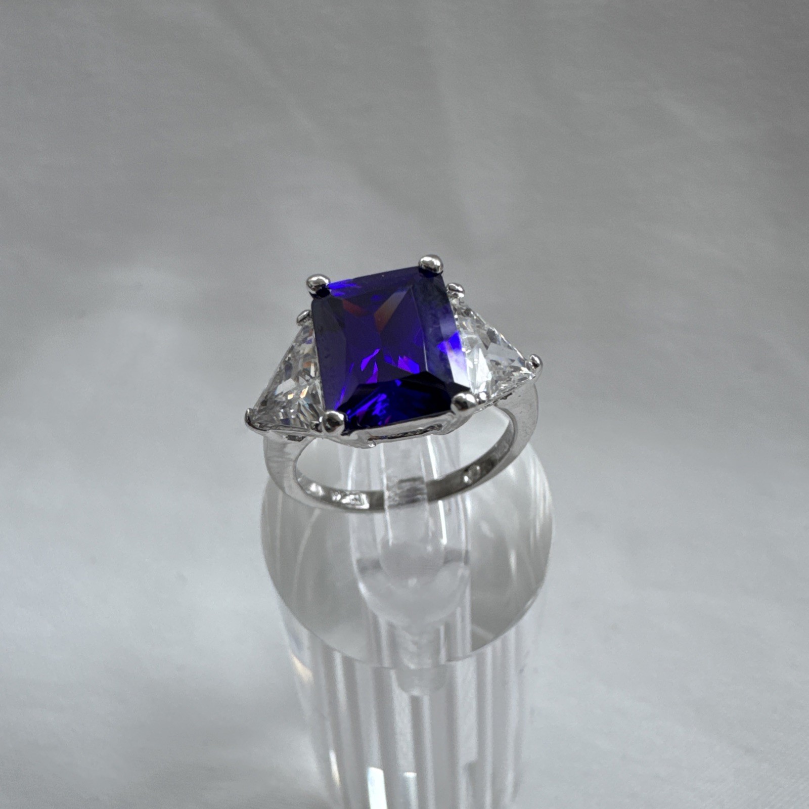 925 Sterling Silver Purple Stone Statement Ring Size 5 Trillion Side Stones