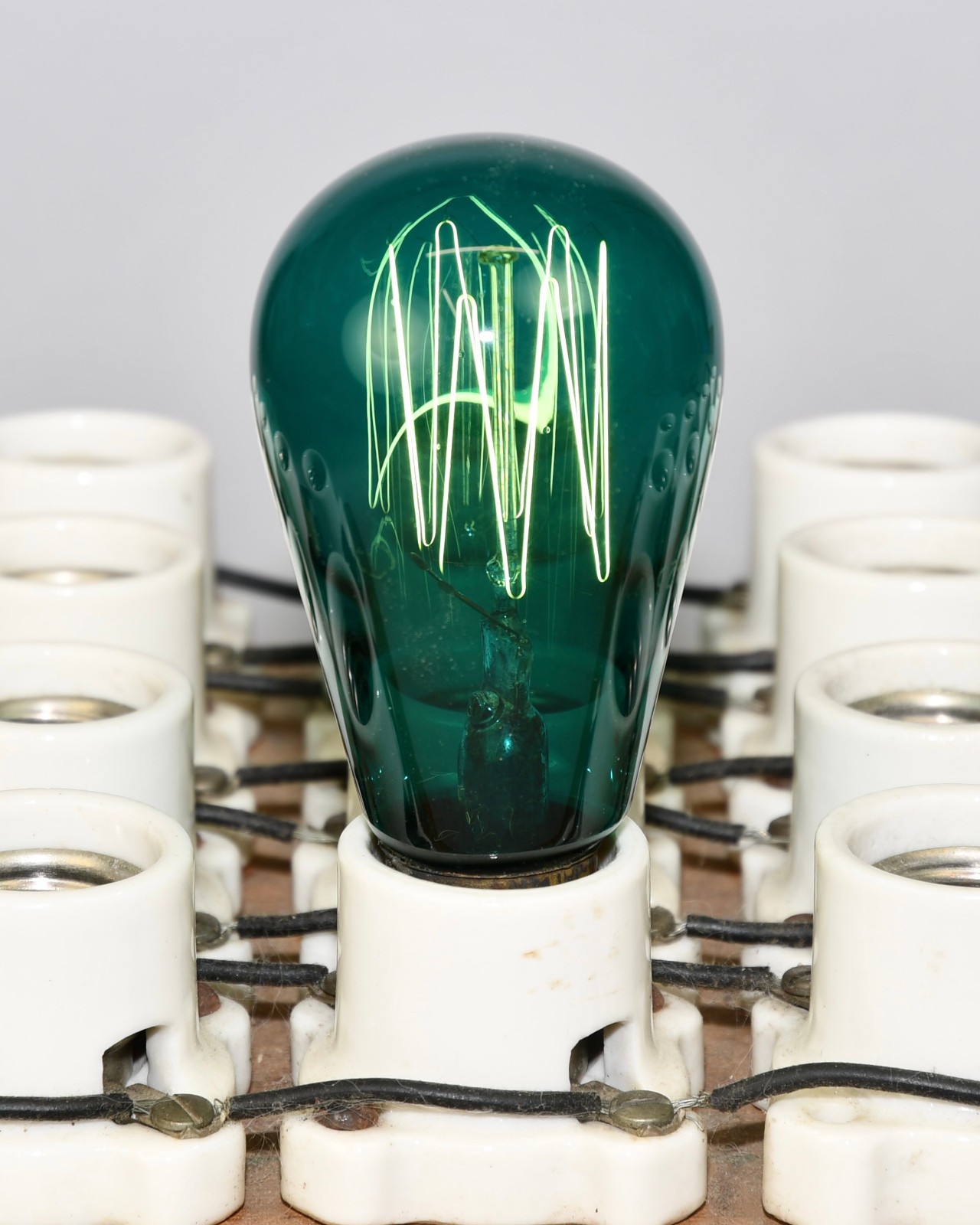 LOT OF 1 VINTAGE GREEN GLASS MEDIUM BASE E26 WORKING LIGHT BULB!