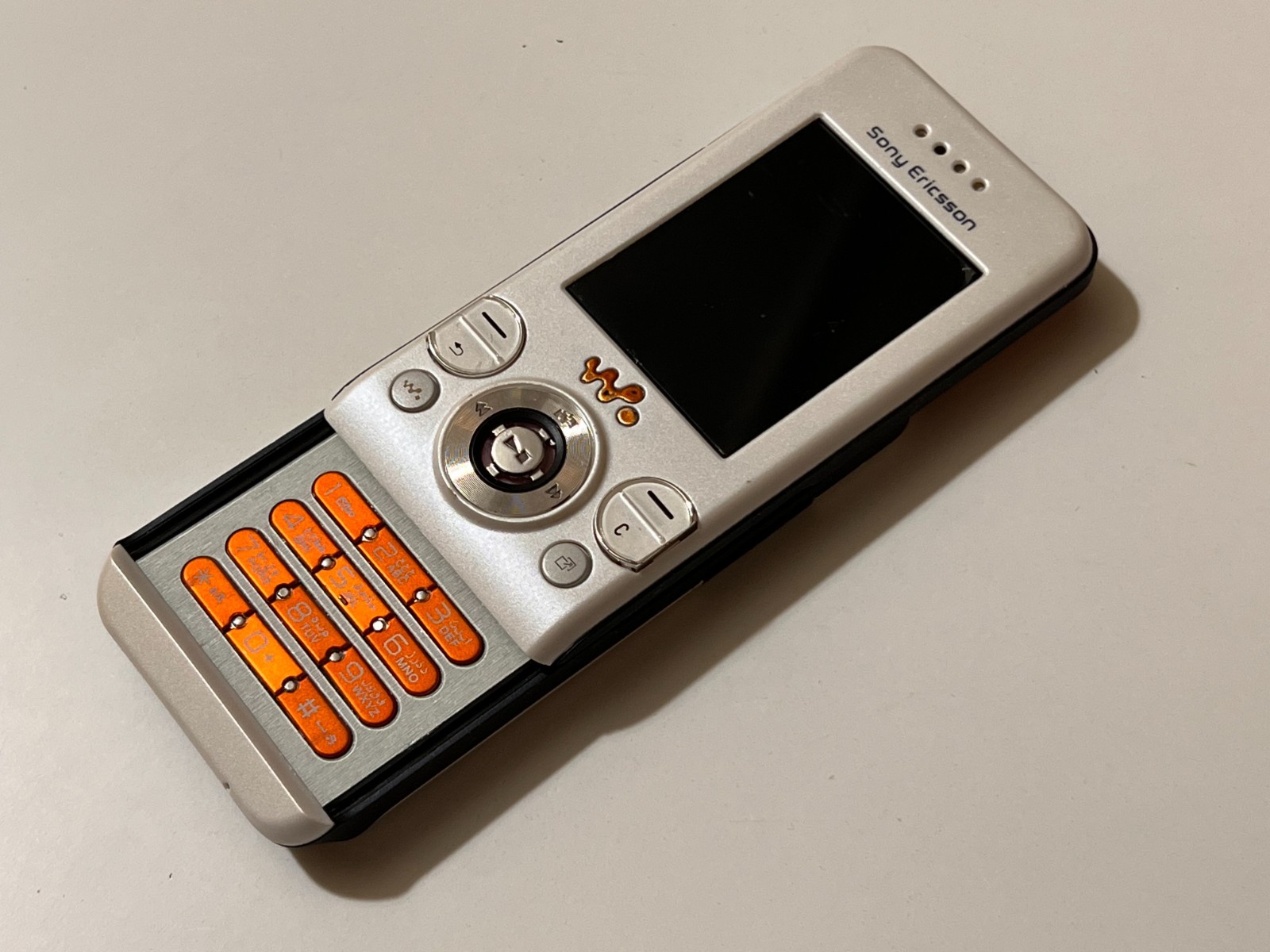 Sony Ericsson W580i White color Vintage Cell phone Untested