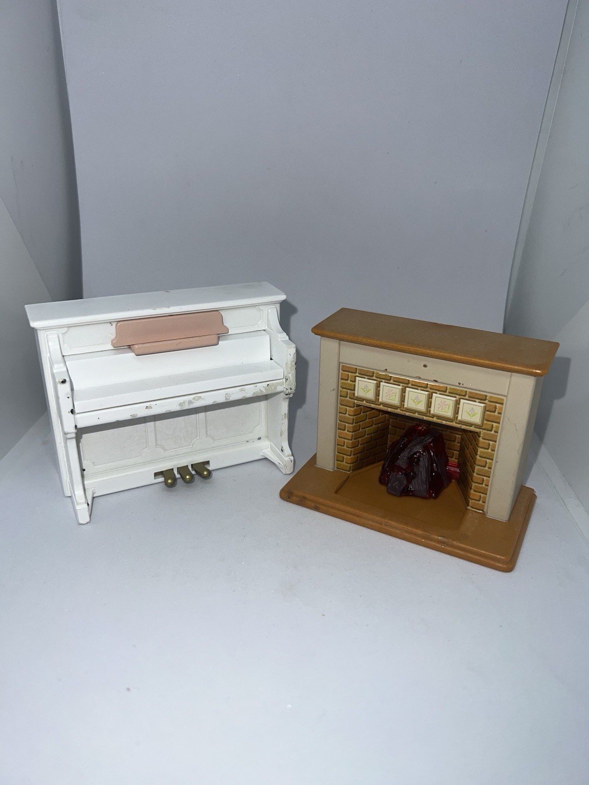 Sylvanian Families Calico Critters White Piano & Fireplace Untested