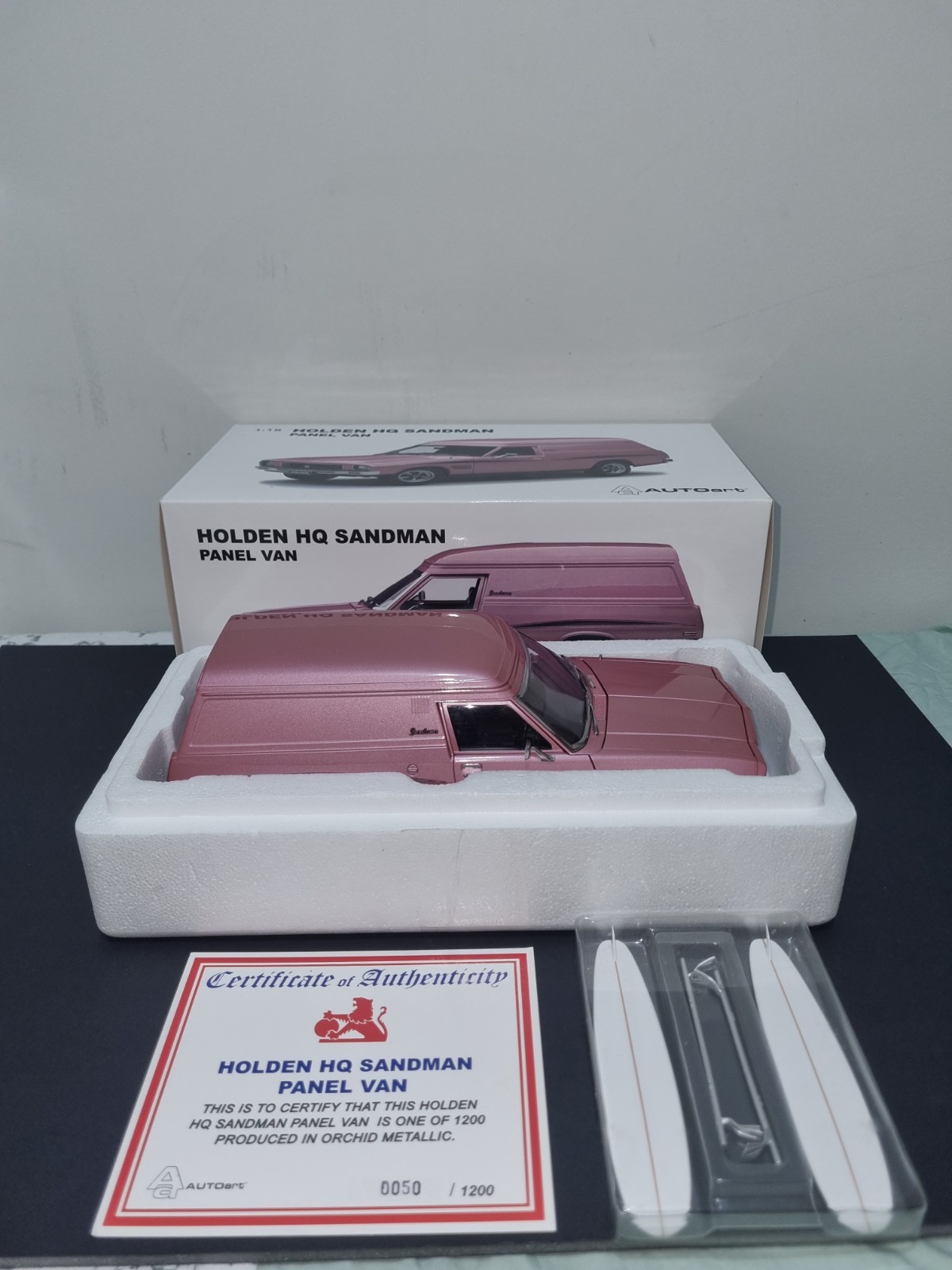 1/18 Autoart Holden HQ Sandman Orchid Metallic  LOW COA Slight Rip Flap See Pics