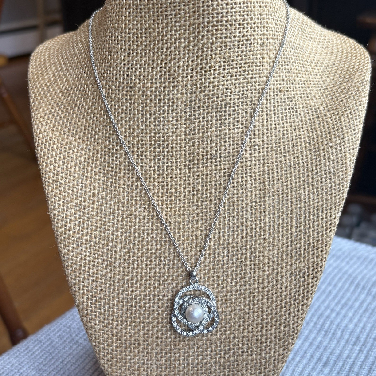 Vintage Avon NRT Pretty Pearlesque Pendant Necklace