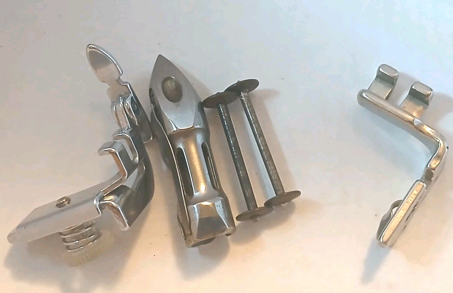 Vintage Singer 127 128 Bullet Shuttle 54504,Ejector Bracket Hemmer Foot 2Bobbins